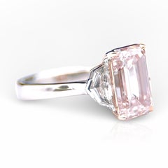 Anello con diamante rosa taglio smeraldo di tipo IIA certificato GIA Nature da 3,92 carati