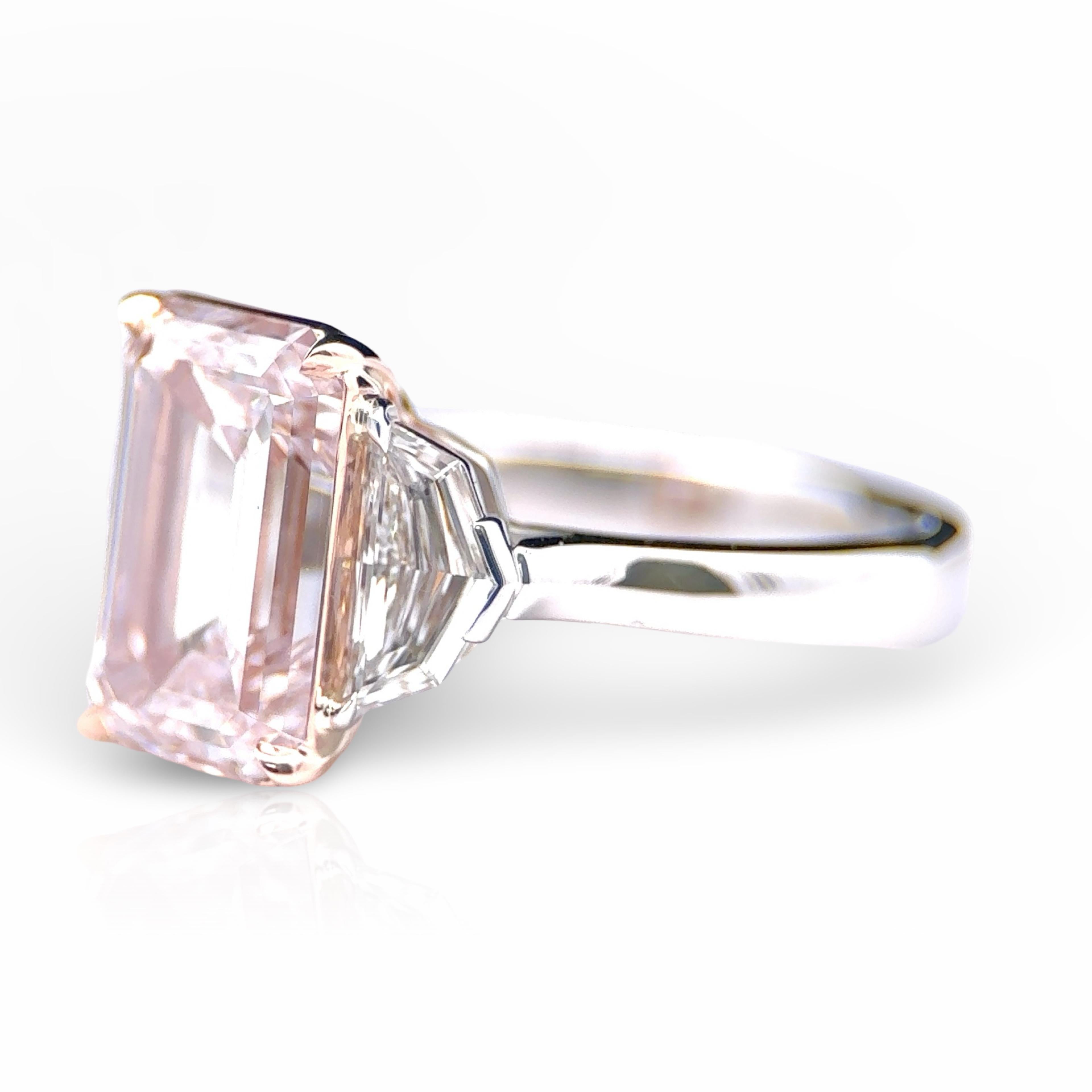Taille émeraude GIA Certified Natural 3.92 Carat Emerald Cut Pink Diamond Type IIA Ring en vente