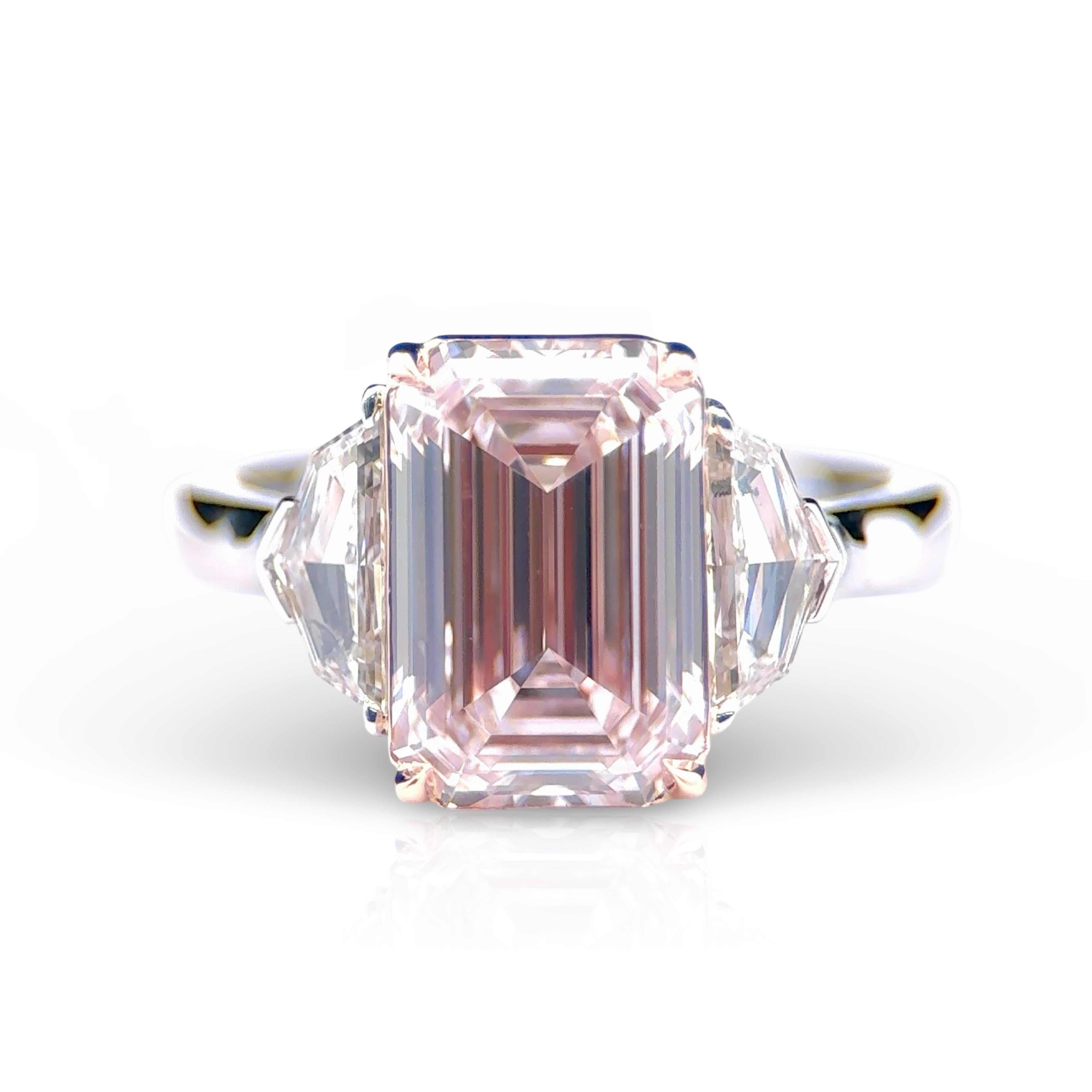 GIA Certified Natural 3.92 Carat Emerald Cut Pink Diamond Type IIA Ring en vente 1