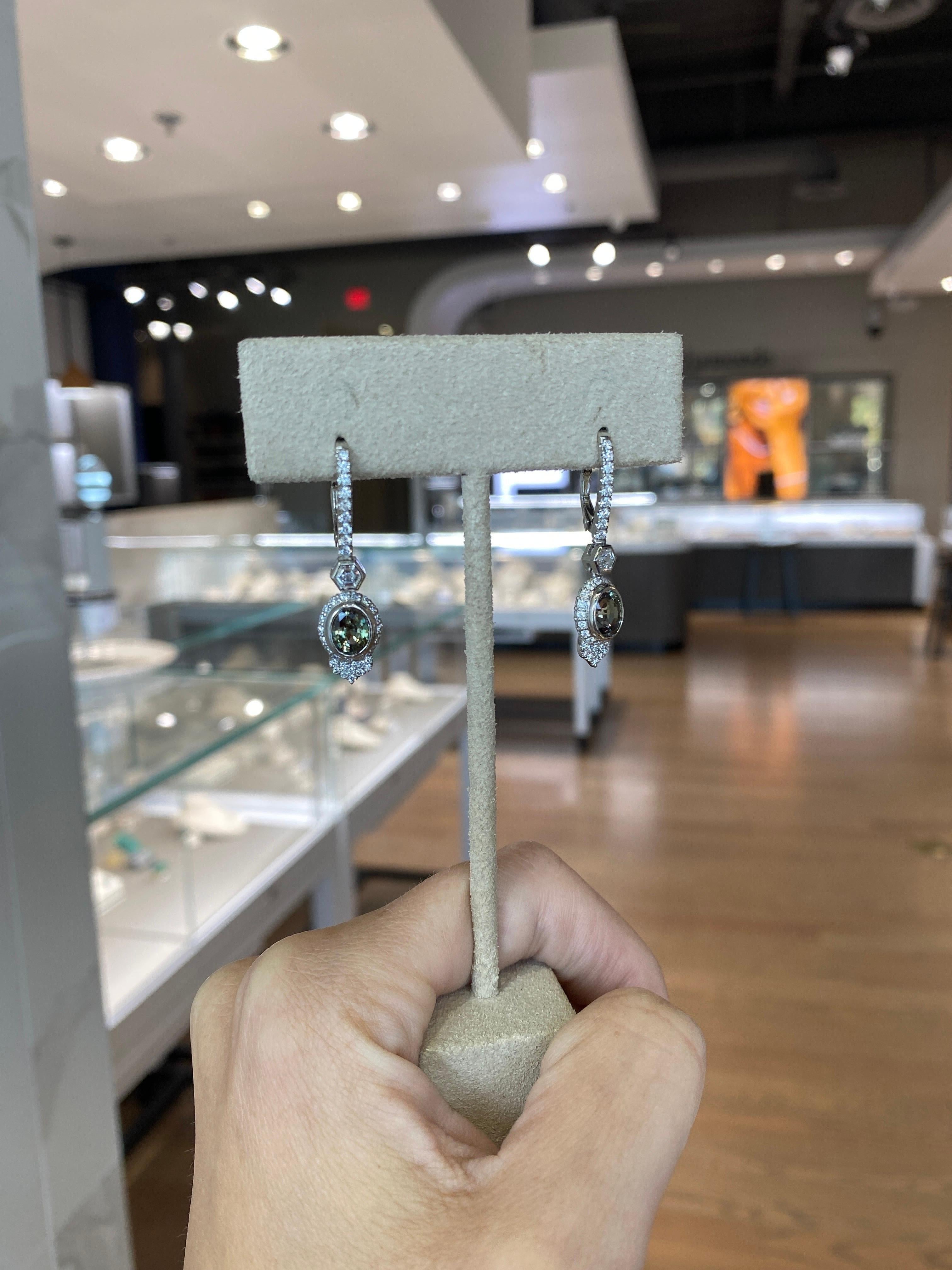 GIA-zertifizierte Ohrringe aus natürlichem Alexandrit und Diamanten im Zustand „Neu“ im Angebot in Houston, TX