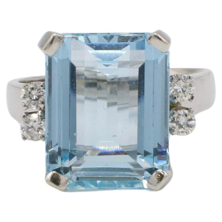 Anello cocktail in oro bianco con acquamarina naturale e diamanti certificati GIA