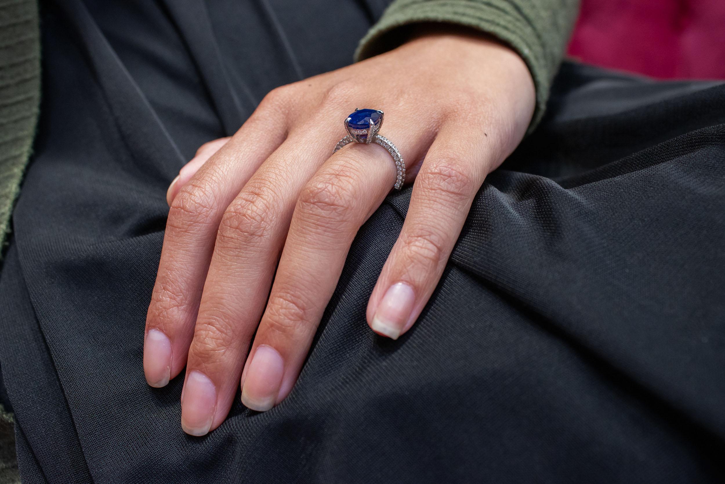 GIA Certified 3.84 carats Natural Blue Sapphire Engagement Ring with Side Stones In New Condition For Sale In New York, NY