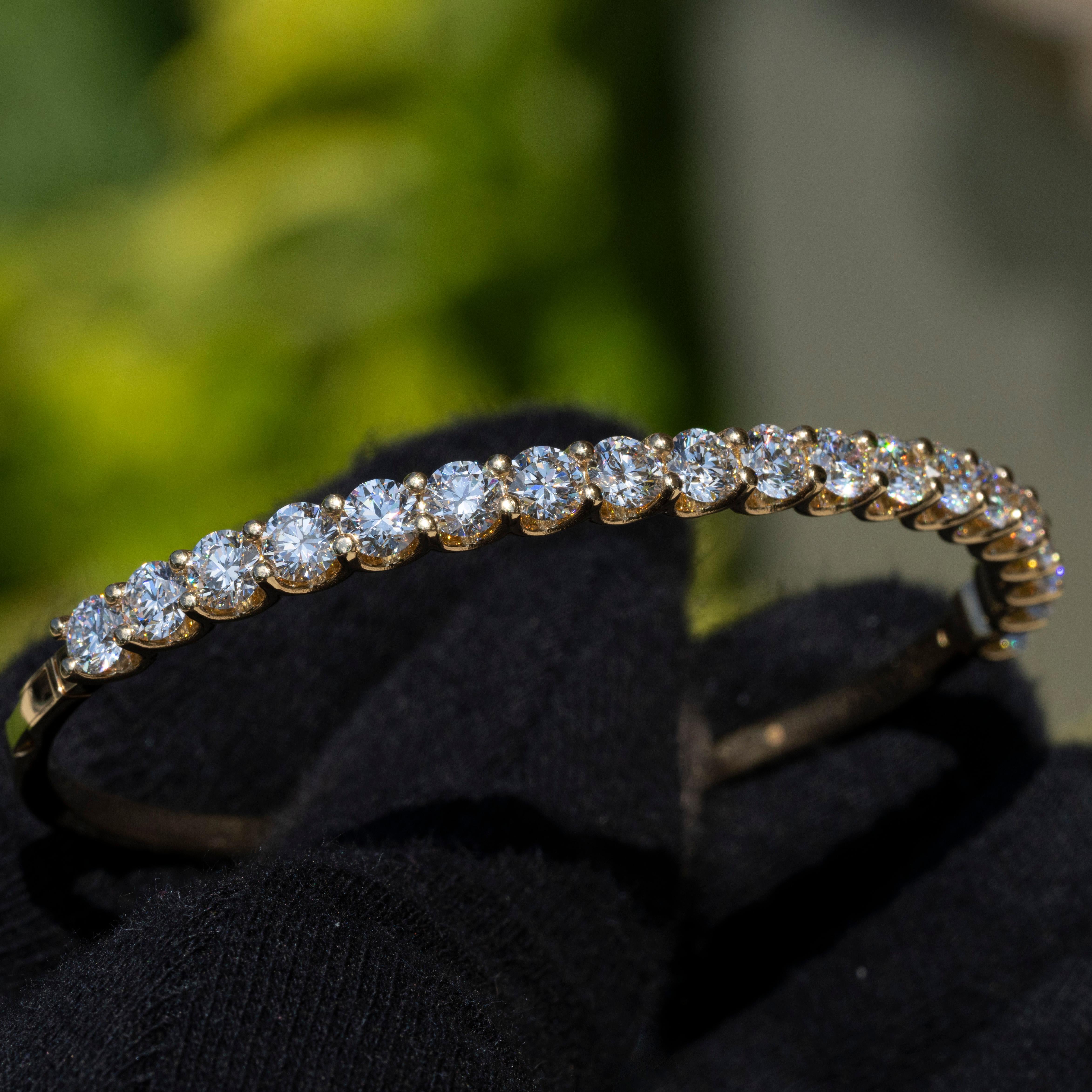 Dieses exquisite Armband aus 18 Karat Gelbgold ist ein Fest der Eleganz und der außergewöhnlichen Handwerkskunst. Mit einem Gesamtgewicht von 6,65 Karat hat jeder Stein eine Farbe von D, eine lupenreine innere Reinheit und eine hervorragende
