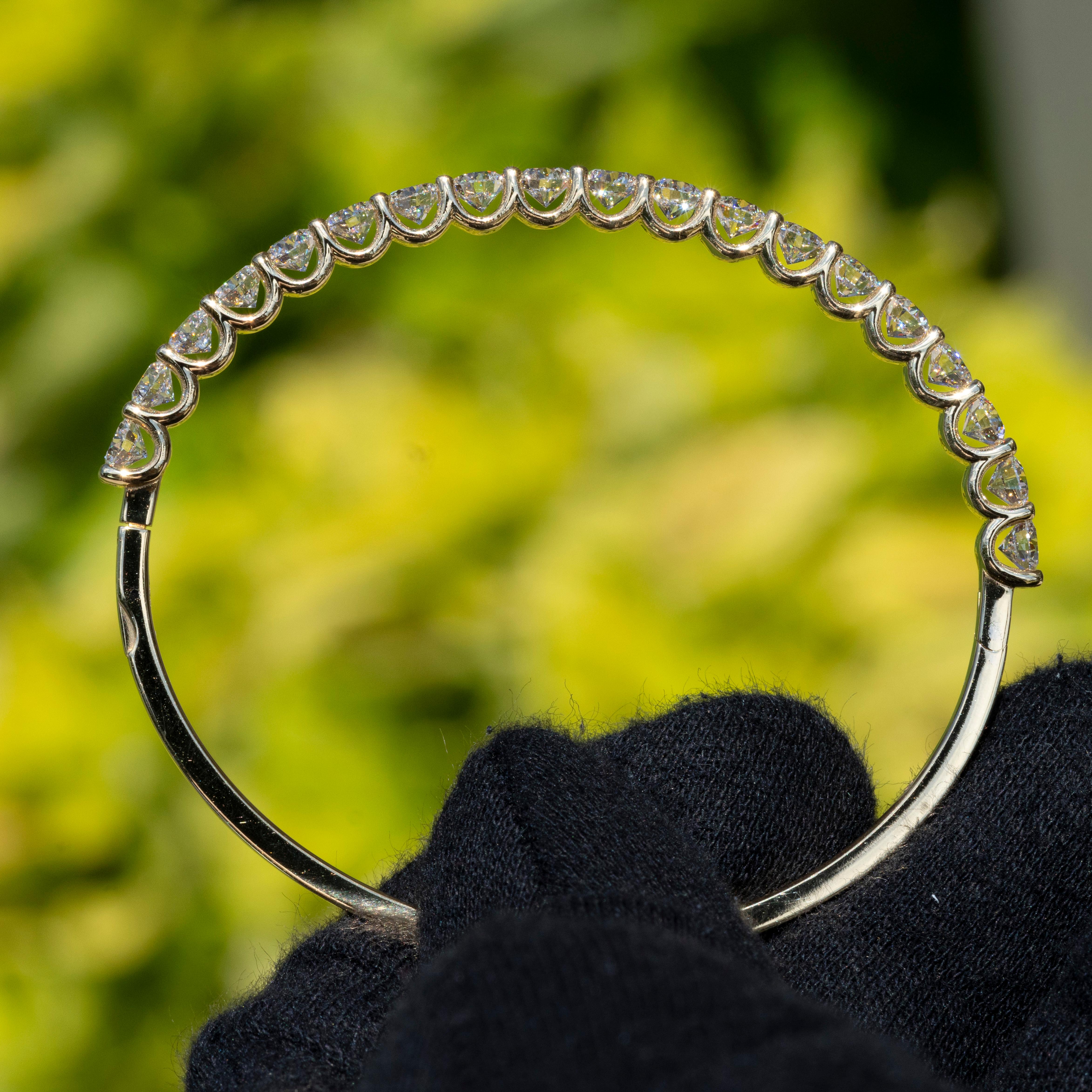 GIA-zertifizierter natürlicher runder Brillant-Diamant Halbmond-Armreif (Rundschliff)