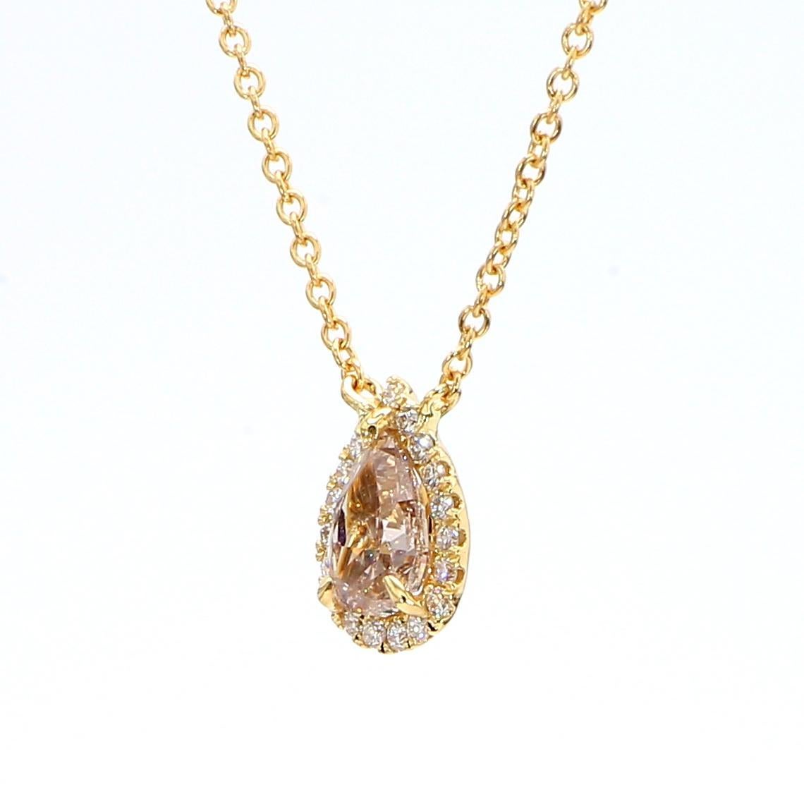 L'intrigante collana di diamanti di RareGemWorld. Montato in una splendida montatura in oro giallo e bianco 18 carati con un diamante naturale marrone taglio pera. Il diamante marrone è circondato da diamanti bianchi naturali a taglio rotondo.