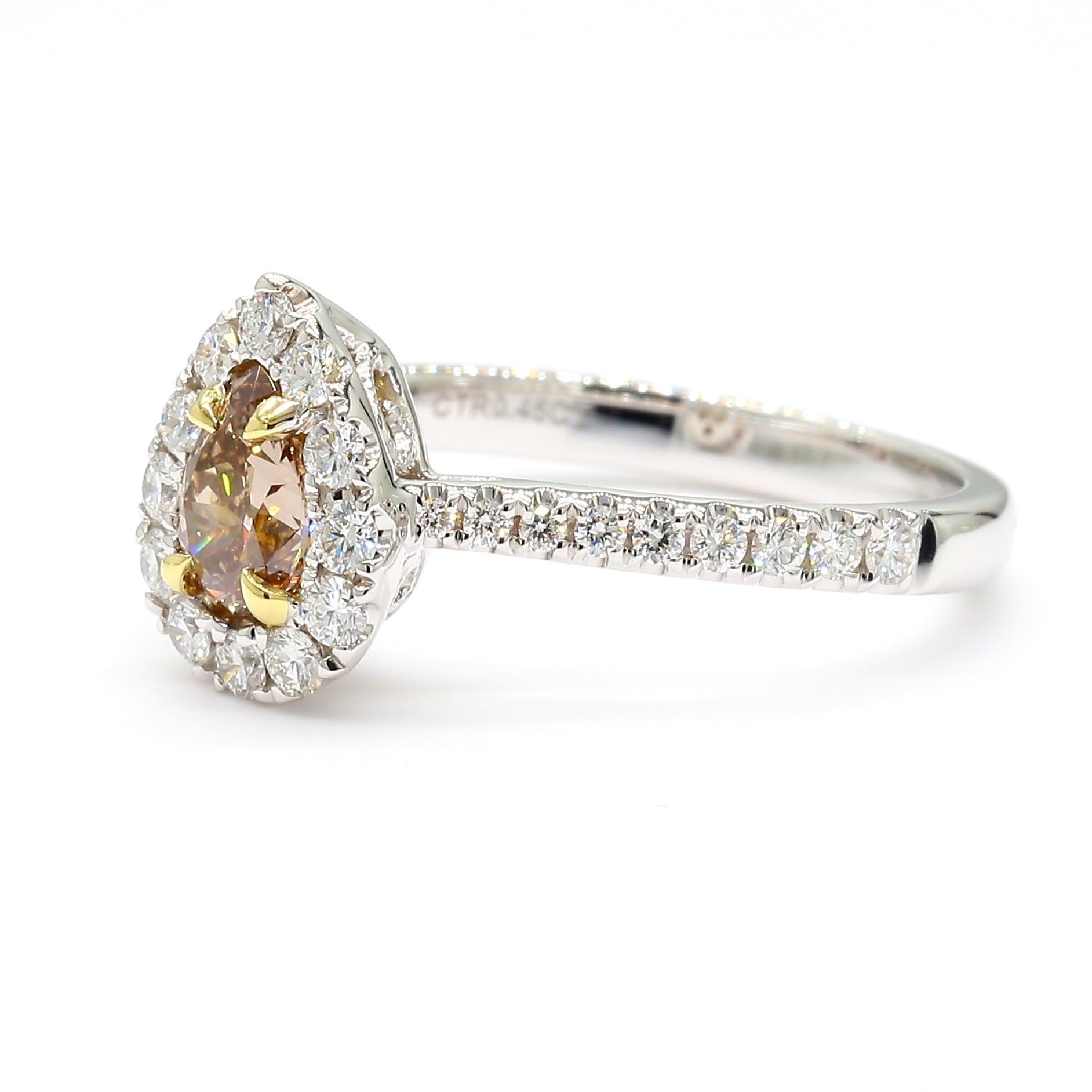 Il classico anello con diamante certificato GIA di RareGemWorld. Montato in una splendida montatura in oro giallo e bianco 18 carati con un diamante naturale marrone taglio pera. Il diamante marrone è circondato da piccoli diamanti bianchi rotondi