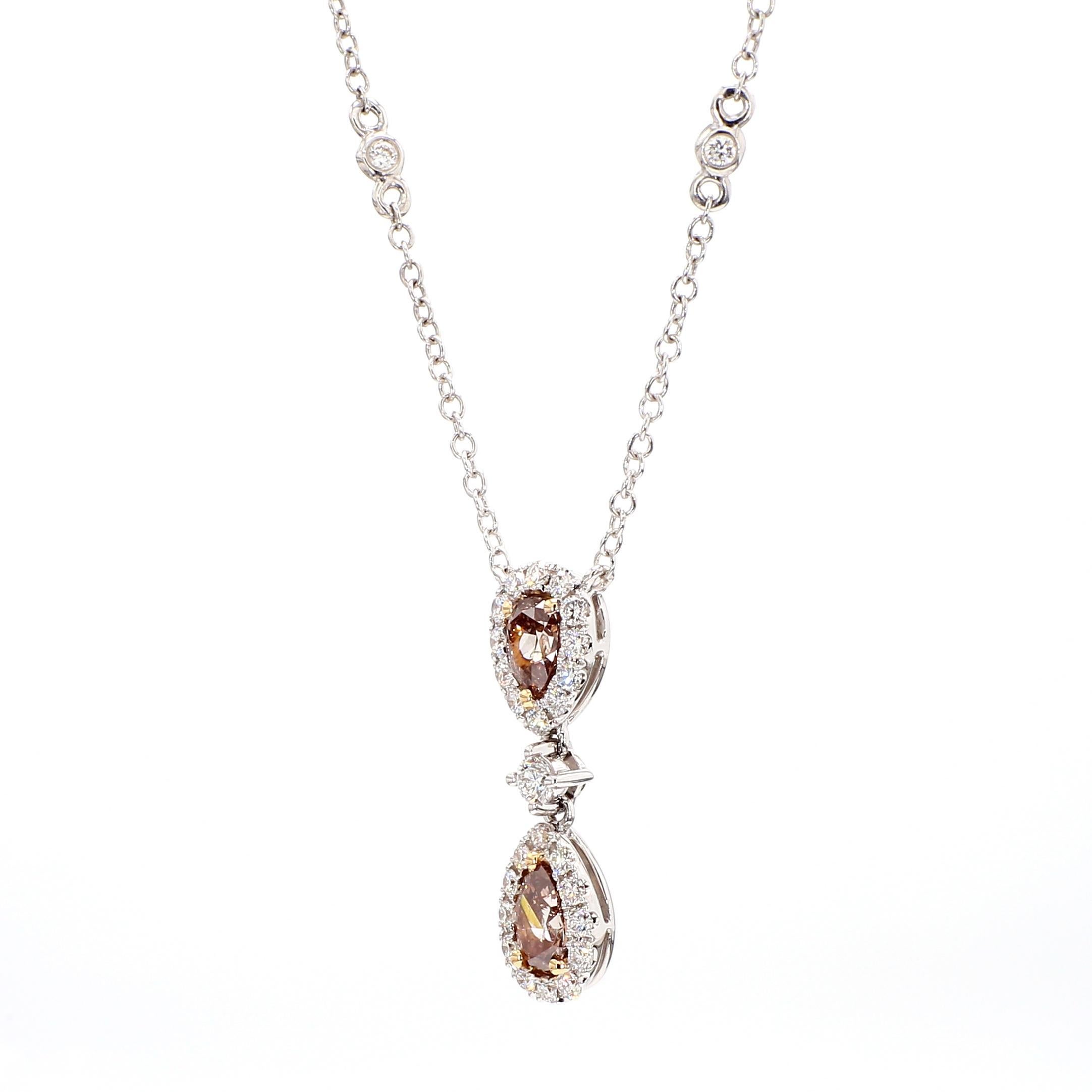 La bellissima collana di diamanti di RareGemworld. Montato in una splendida montatura in oro giallo e bianco 18 carati con diamanti bruni naturali taglio pera. I diamanti marroni sono circondati da diamanti bianchi naturali a taglio rotondo. Questa