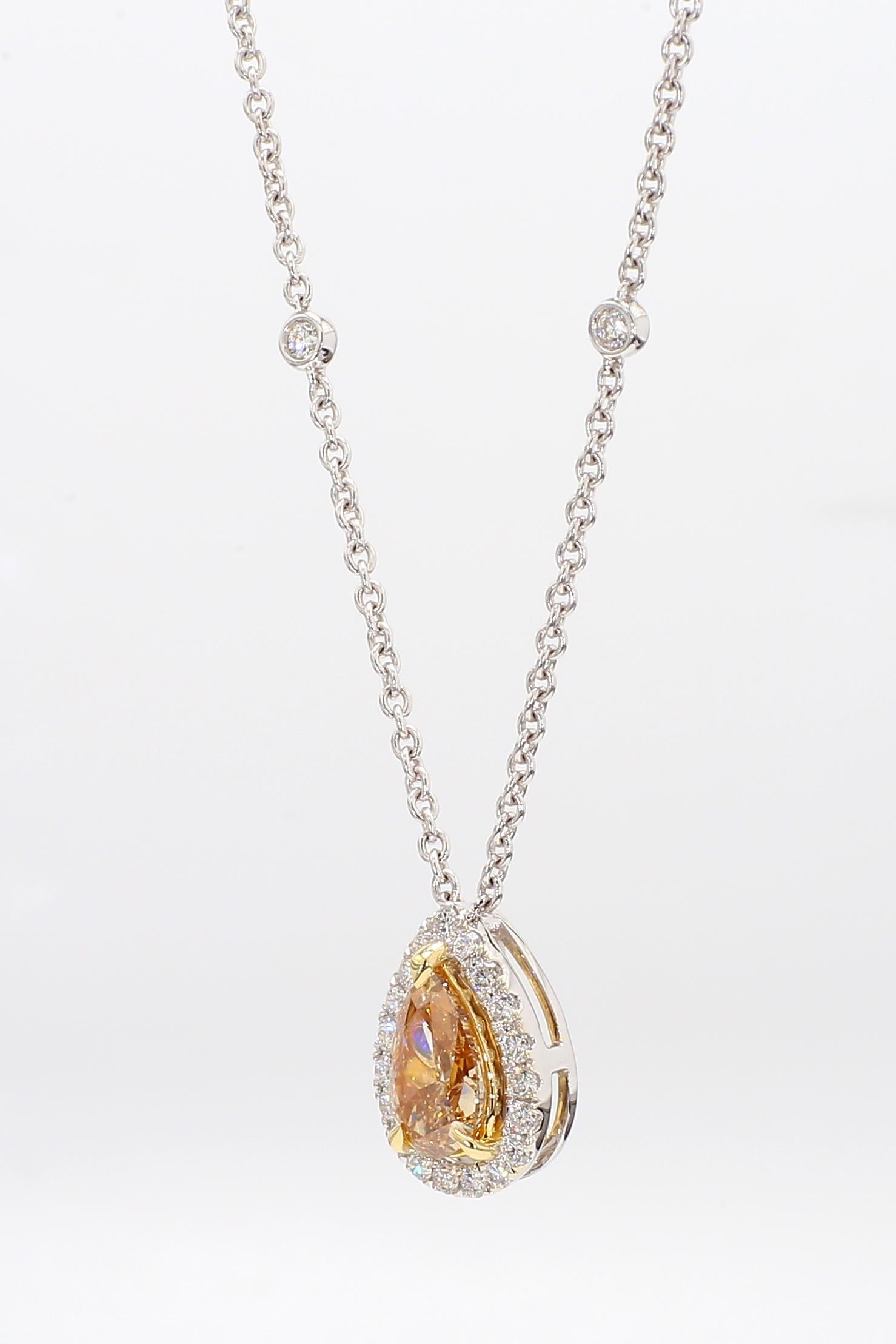 La bellissima collana di diamanti di RareGemworld. Montato in una splendida montatura in oro giallo e bianco 18 carati con un diamante naturale taglio pera di colore giallo-bruno. Il diamante è circondato da diamanti bianchi naturali a taglio