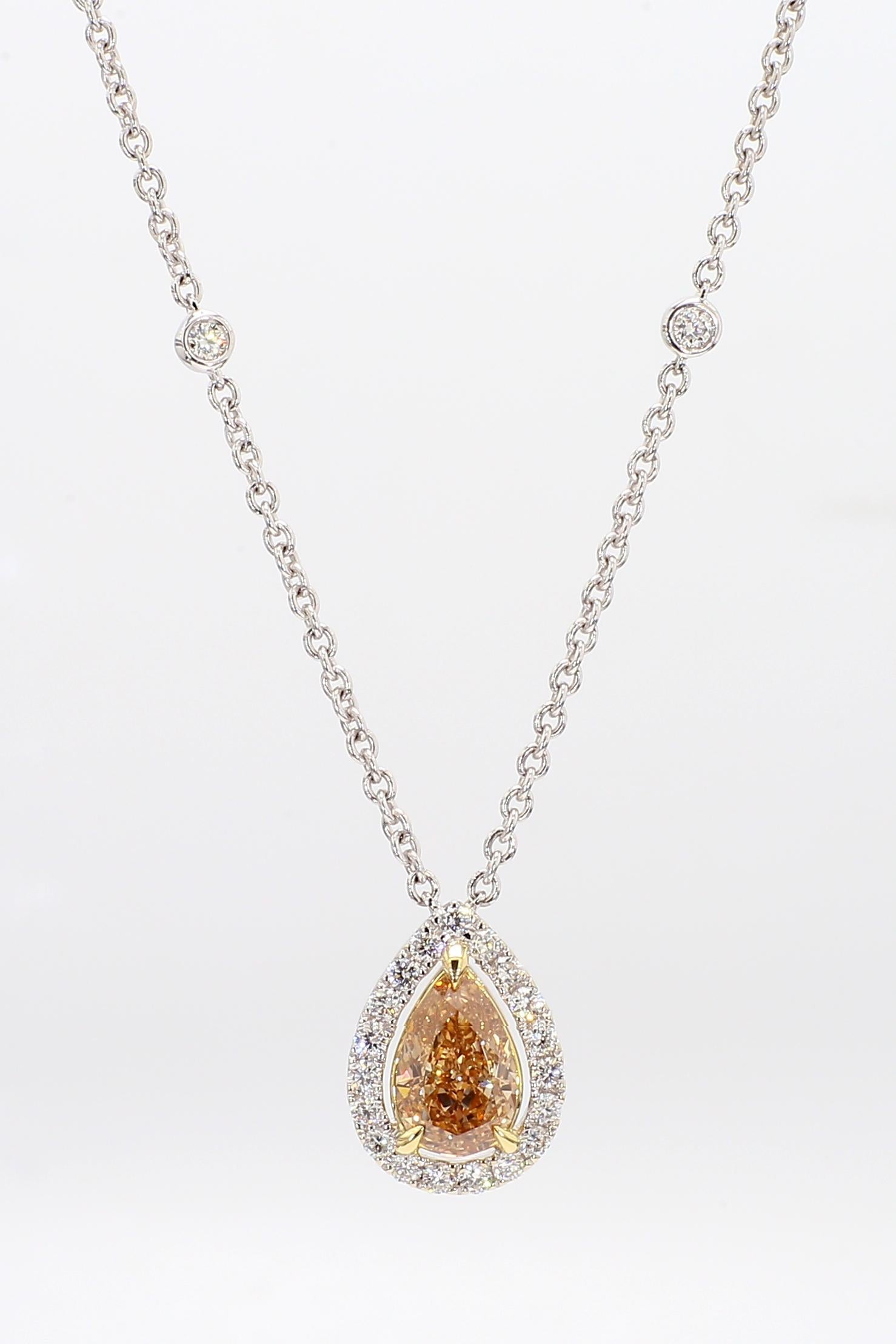 Contemporaneo GIA Certified Nature Brown-Yellow Pear Diamond Collana in oro da 1,43 carati TW in vendita