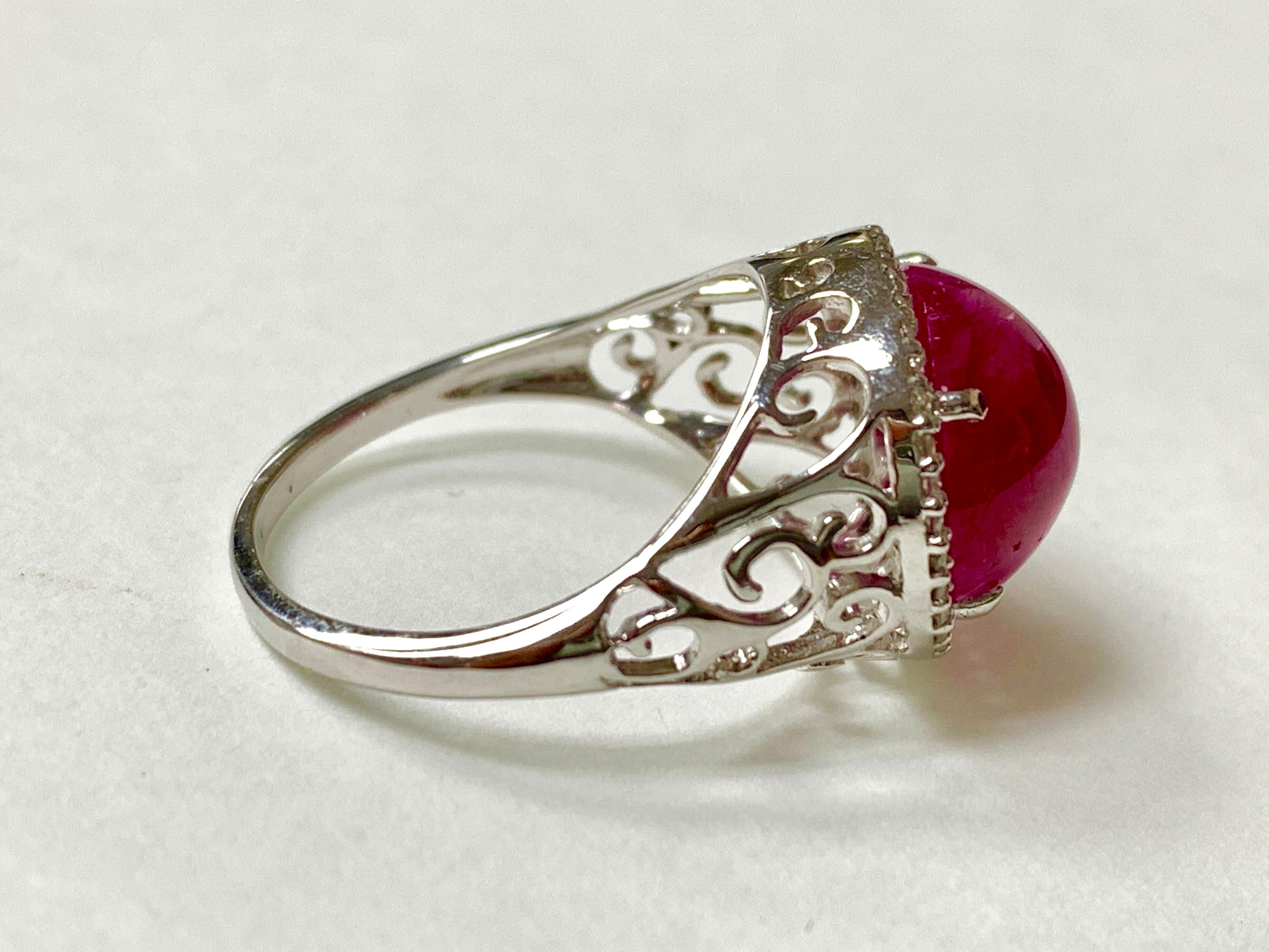 Taille ronde Bague de fiançailles en or 18 carats avec diamants et rubis naturel de Birmanie certifié GIA en vente