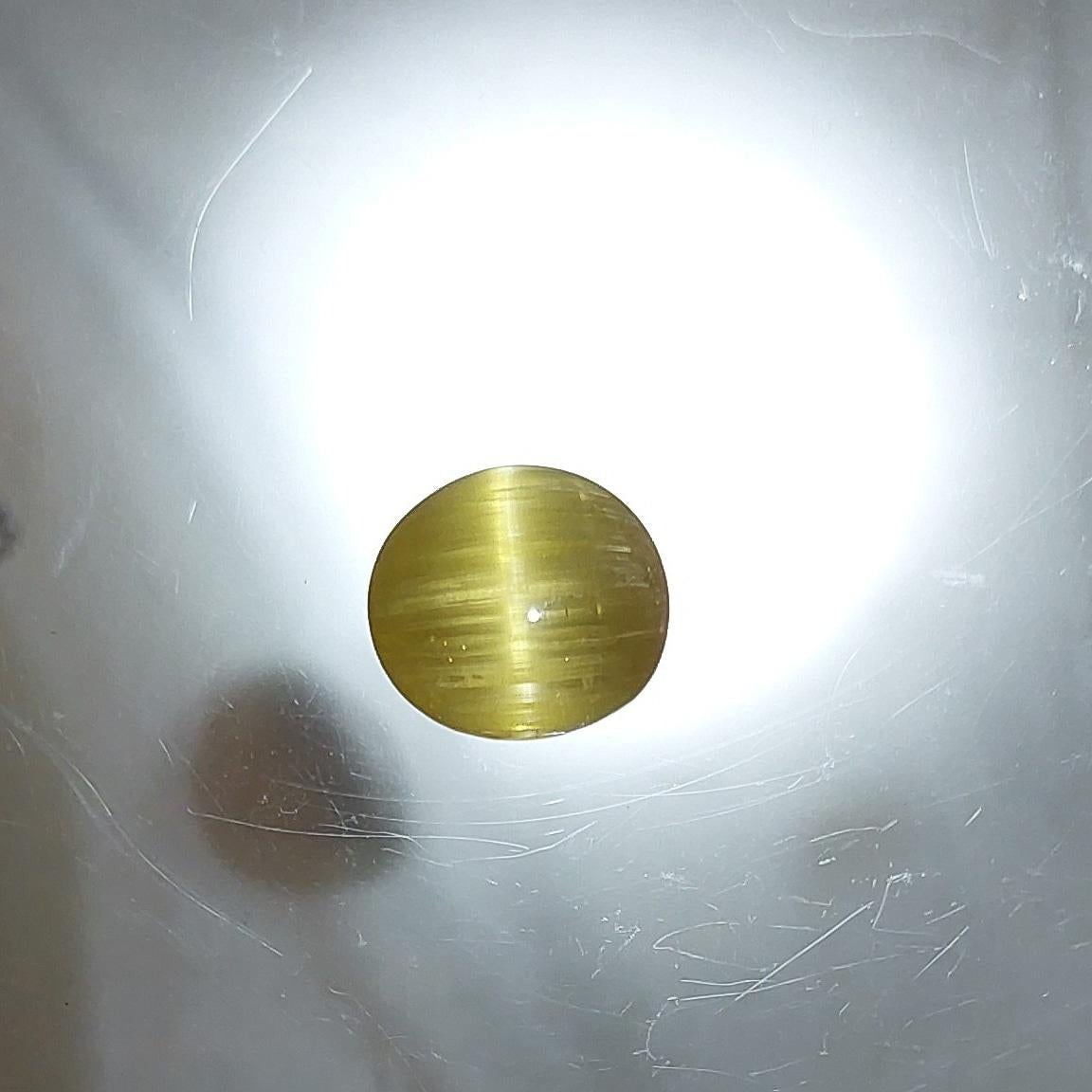 ¡¡¡¡Qué belleza más rara!!!!

Berilo dorado ojo de gato natural.
Peso   15.04  Quilates.
Medidas:  15.19 – 15.61 x 9.46 m.m..
Informe del Instituto Gemológico de América #6204096583
Transparencia: Transparente
Color: amarillo
Fenómeno: Exhibición de
