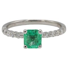 Anillo de compromiso de diamantes y esmeralda verde colombiana natural certificada por GIA