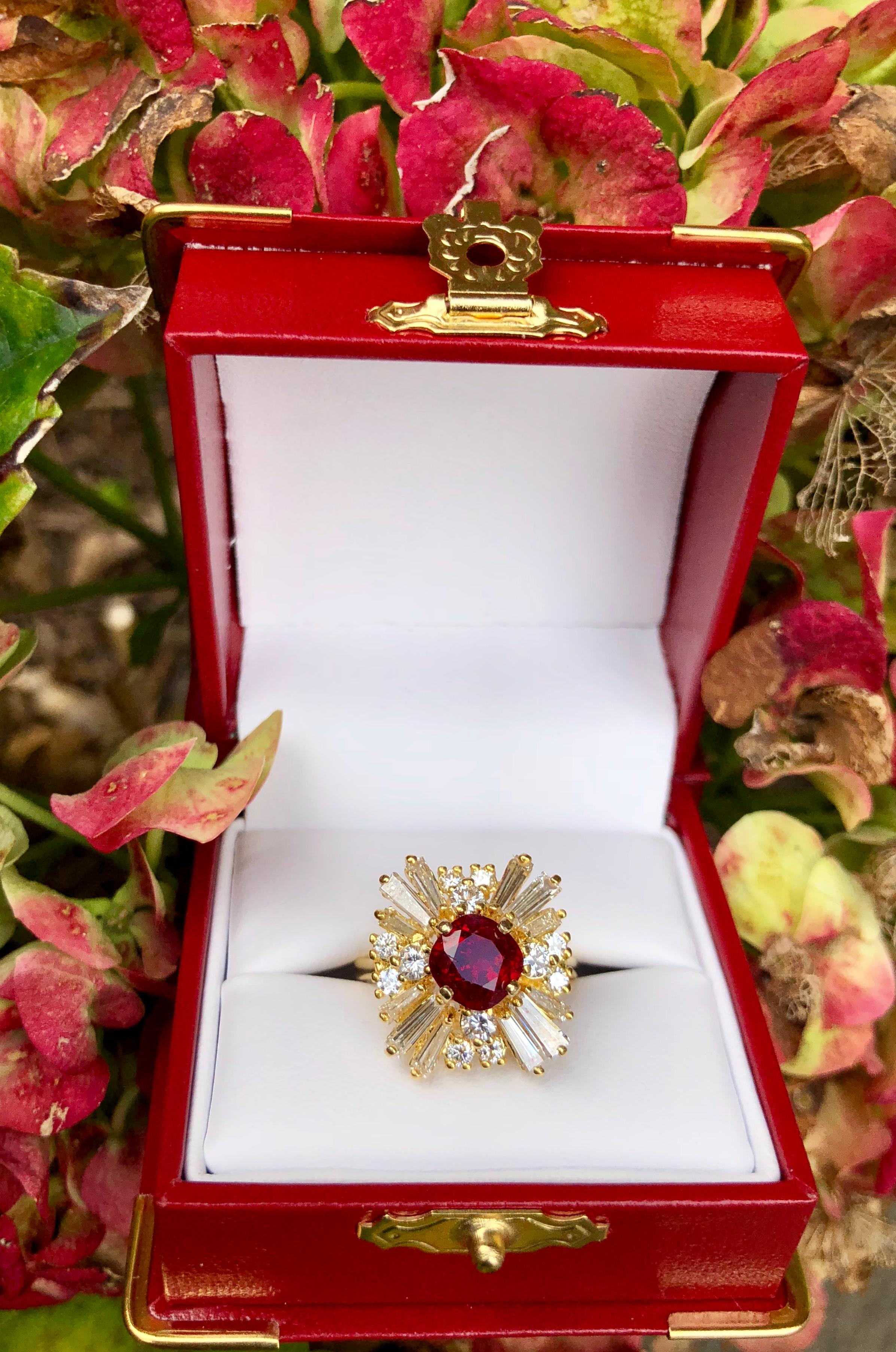 Anillo de bailarina de oro amarillo de 18 quilates con rubí natural y diamante de 6,10 quilates certificado por el GIA Corte cojín en venta