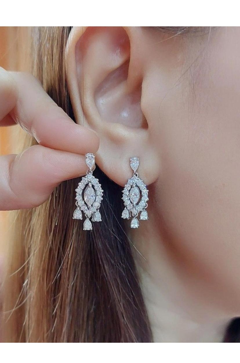 Nature certifiée GIA  Boucles d'oreilles en or 18K avec diamants en vente 5
