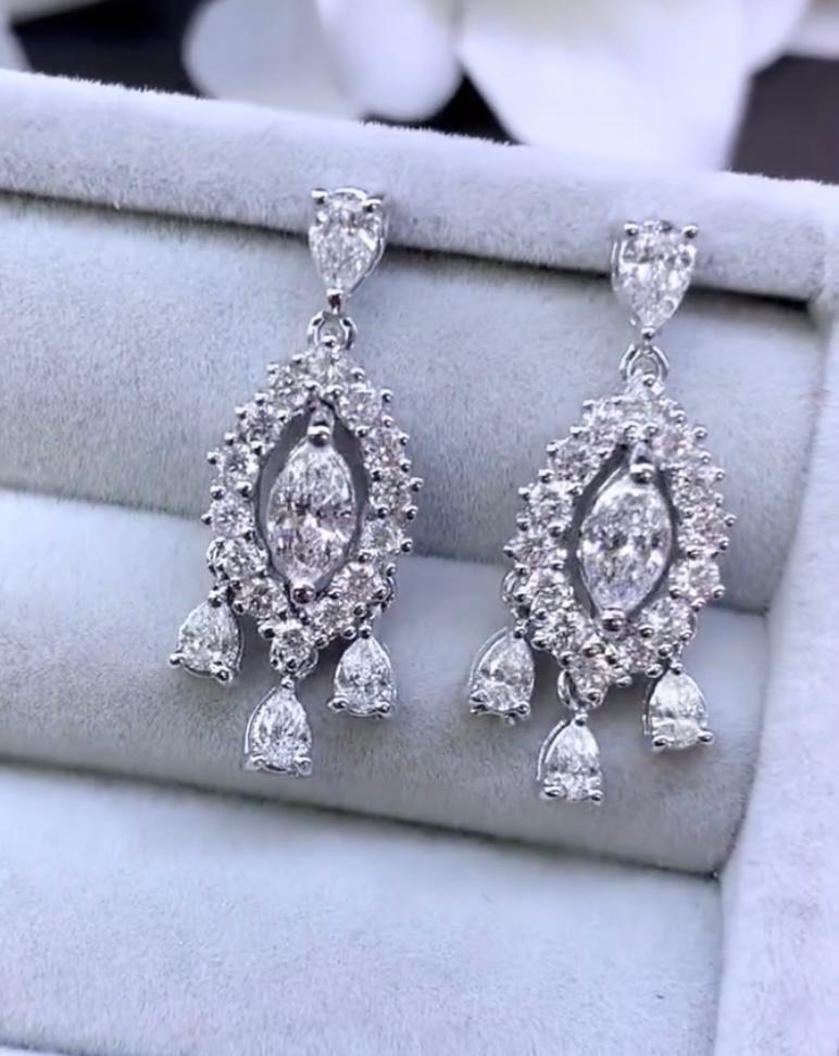 Une paire de boucles d'oreilles exclusive au design contemporain, très élégante et originale, une pièce très chic.
Superbes boucles d'oreilles en or 18 carats avec 2 diamants naturels certifiés GIA, taille marquise parfaite, de 0,30 carats x2,