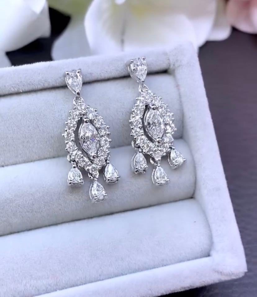 Nature certifiée GIA  Boucles d'oreilles en or 18K avec diamants en vente 1