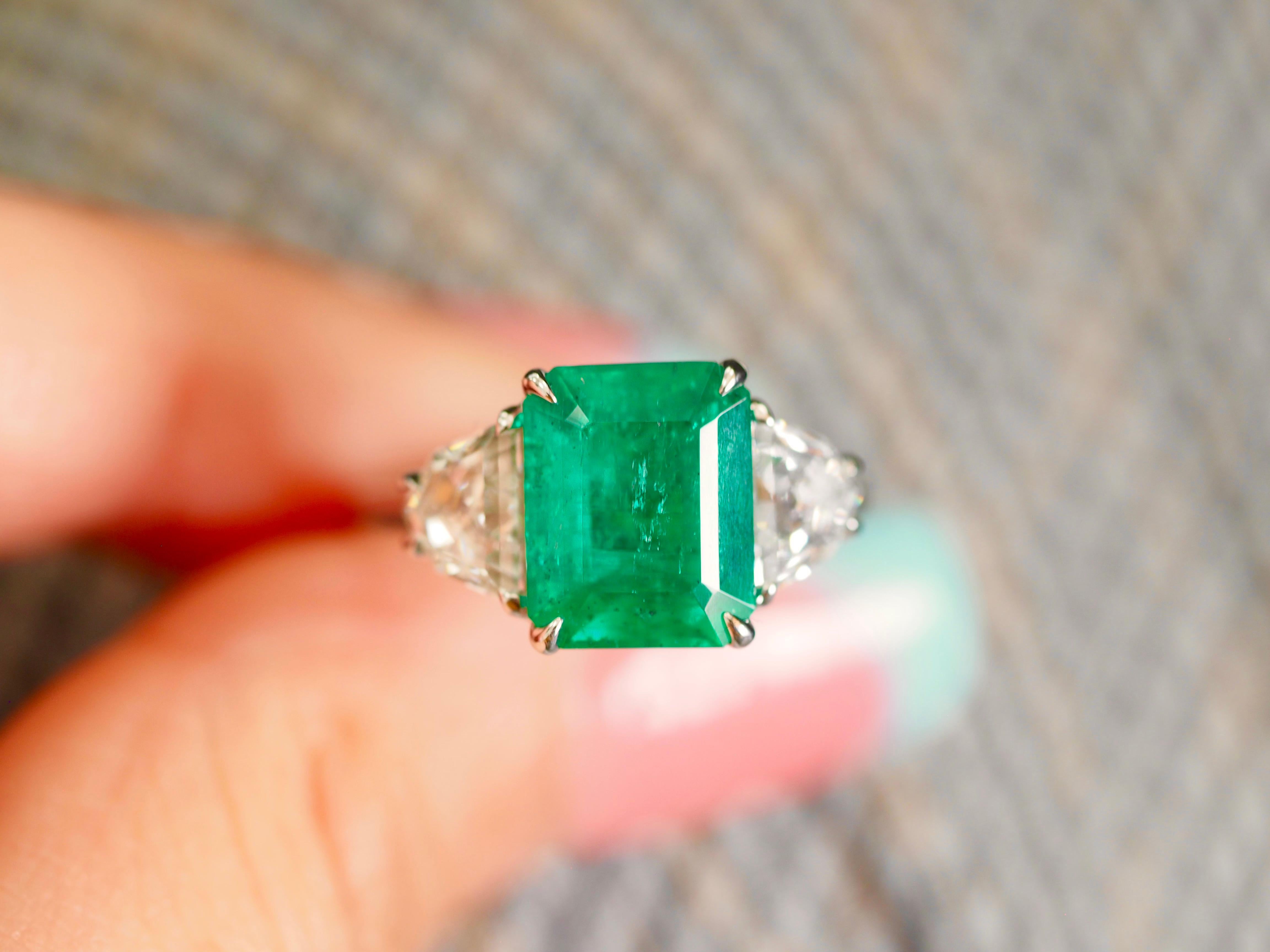 GIA-zertifizierter dreisteiniger Ring mit natürlichem Smaragd und Diamant aus 18 Karat Weißgold im Angebot 4