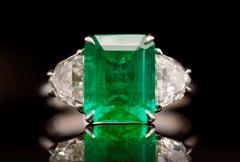 GIA-zertifizierter dreisteiniger Ring mit natürlichem Smaragd und Diamant aus 18 Karat Weißgold