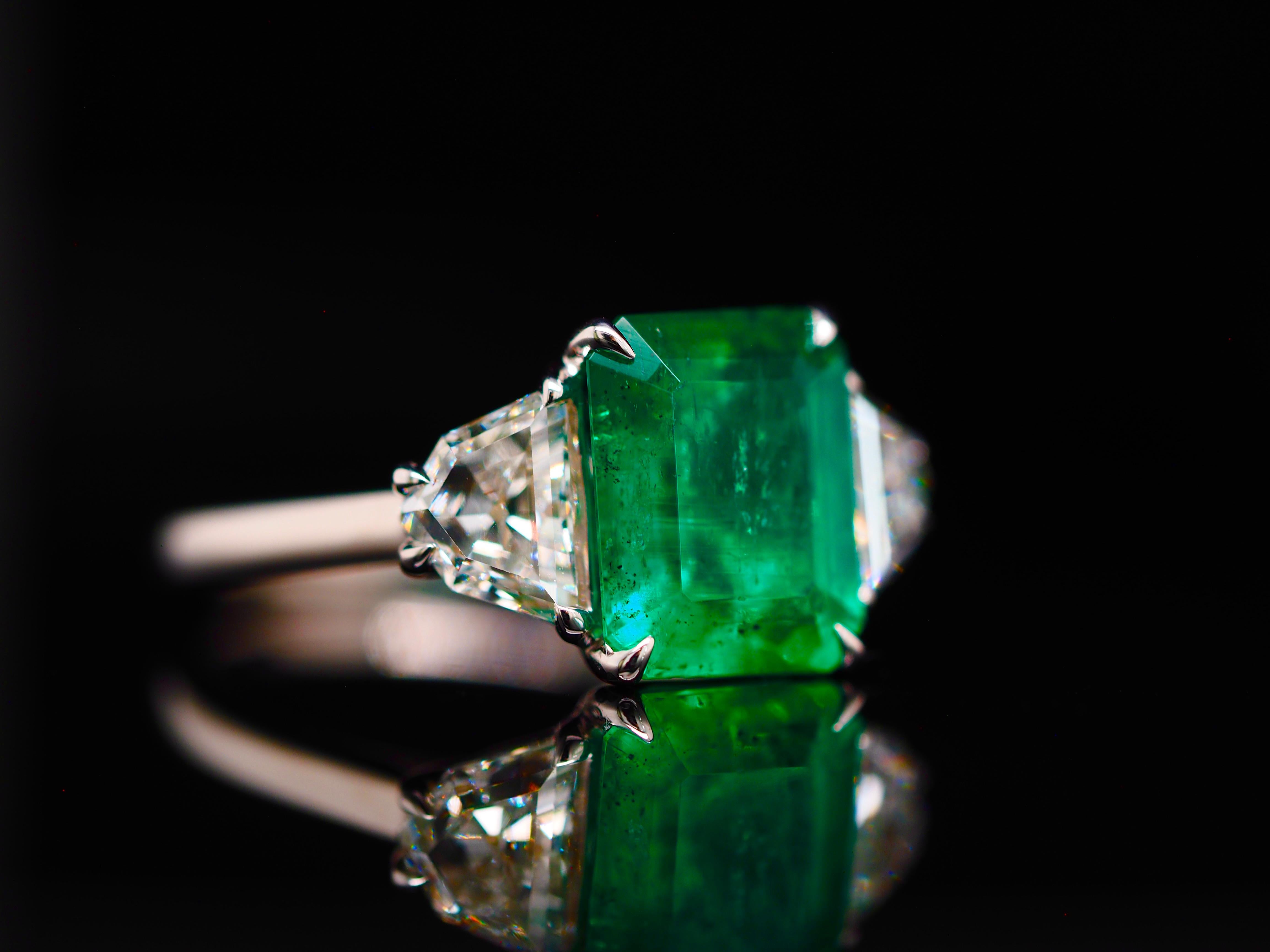 GIA-zertifizierter dreisteiniger Ring mit natürlichem Smaragd und Diamant aus 18 Karat Weißgold (Moderne) im Angebot