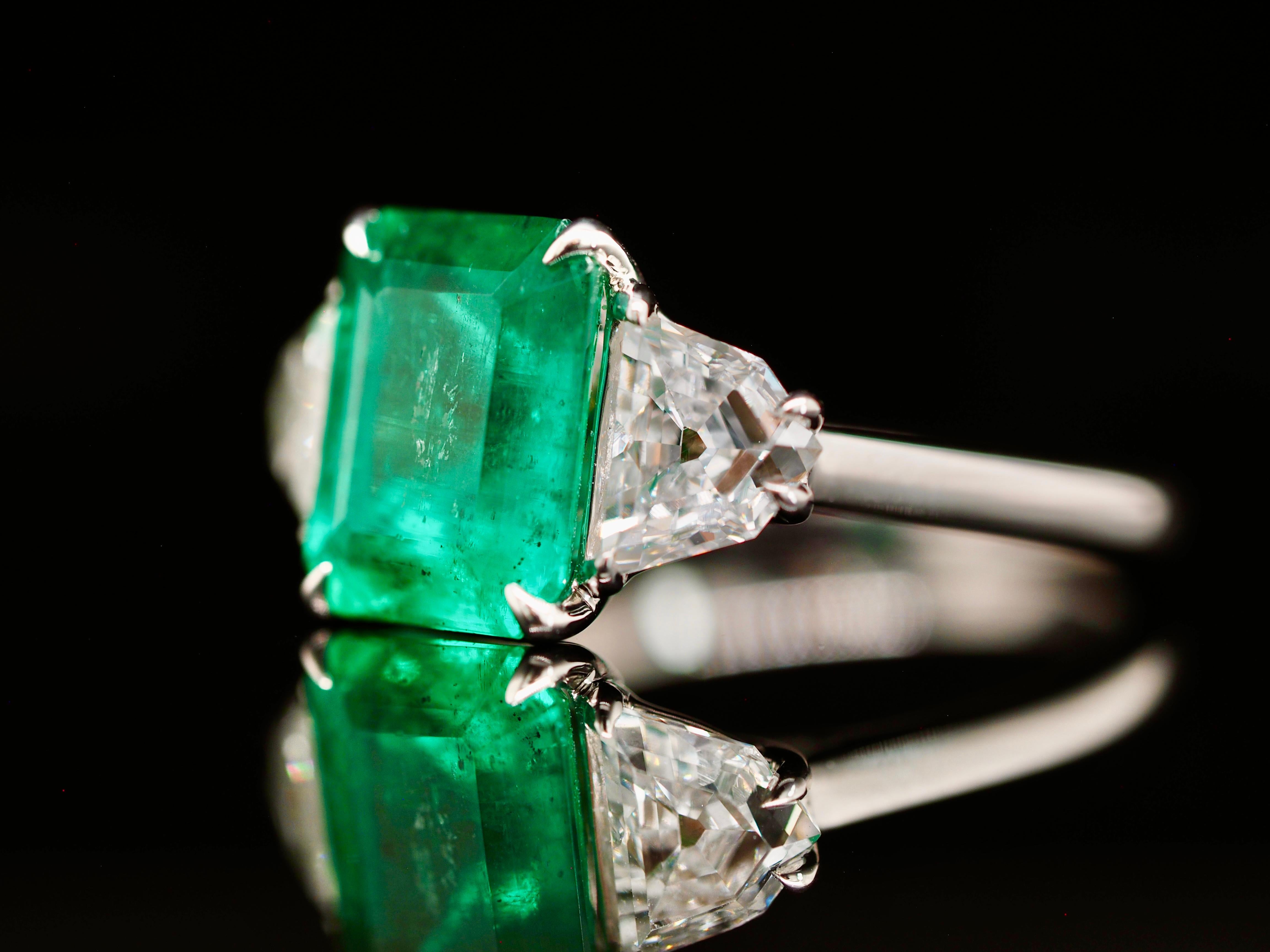 GIA-zertifizierter dreisteiniger Ring mit natürlichem Smaragd und Diamant aus 18 Karat Weißgold (Smaragdschliff) im Angebot