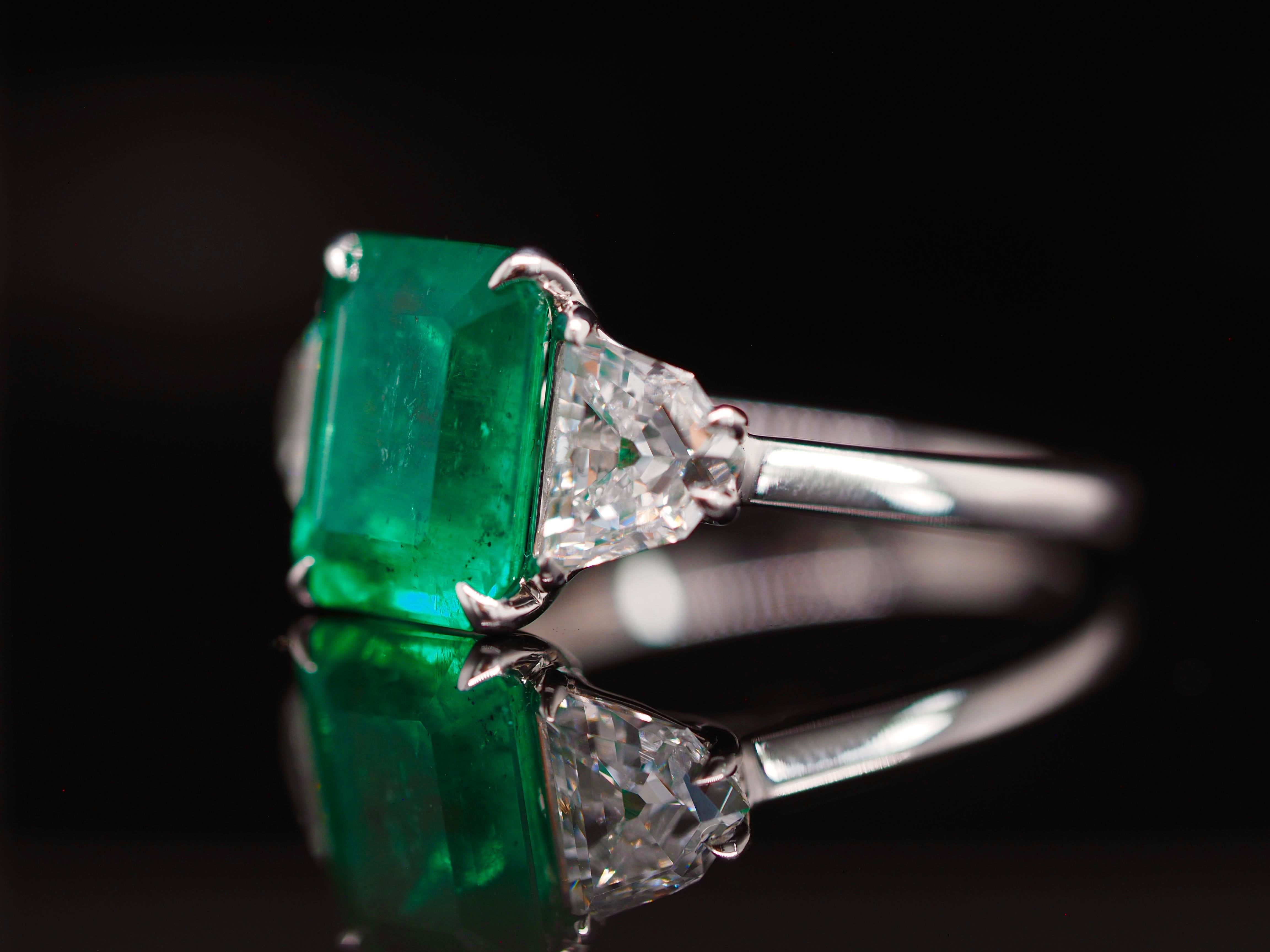 GIA-zertifizierter dreisteiniger Ring mit natürlichem Smaragd und Diamant aus 18 Karat Weißgold im Zustand „Neu“ im Angebot in Addison, TX
