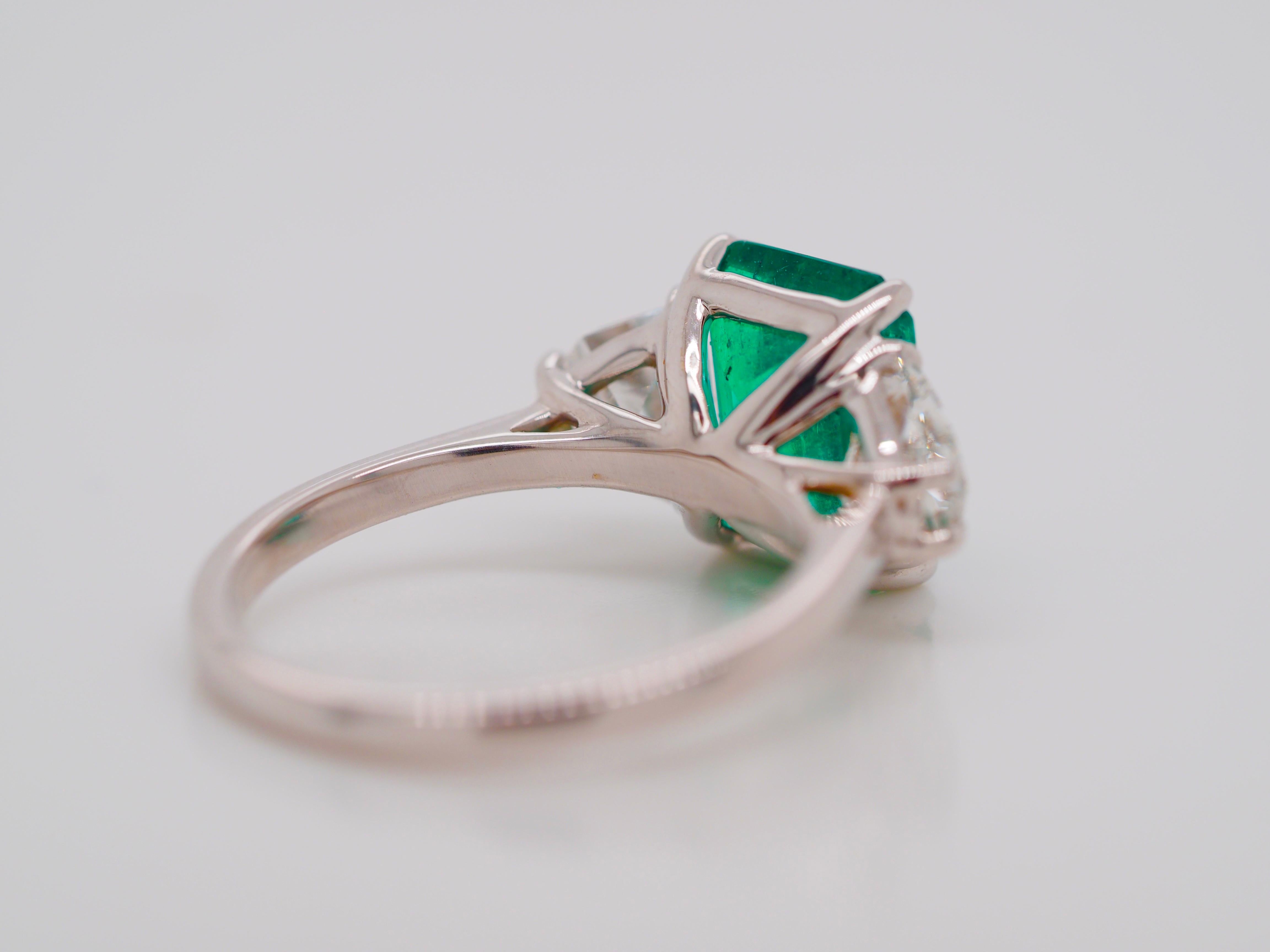 GIA-zertifizierter dreisteiniger Ring mit natürlichem Smaragd und Diamant aus 18 Karat Weißgold im Angebot 1