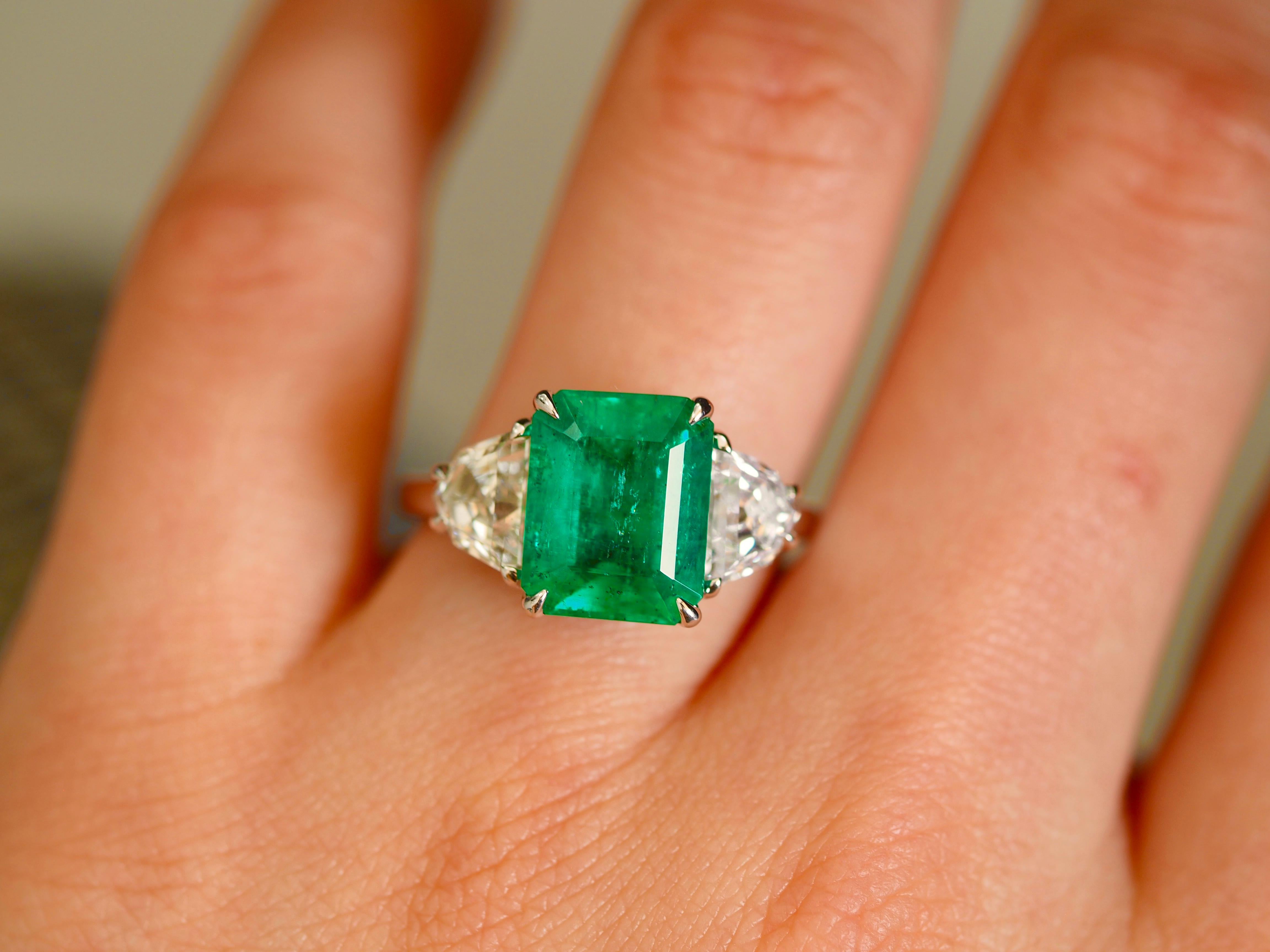 GIA-zertifizierter dreisteiniger Ring mit natürlichem Smaragd und Diamant aus 18 Karat Weißgold im Angebot 2