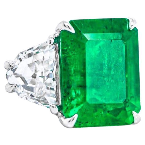 GIA-zertifizierter dreisteiniger Ring mit natürlichem Smaragd und Diamant aus 18 Karat Weißgold im Angebot