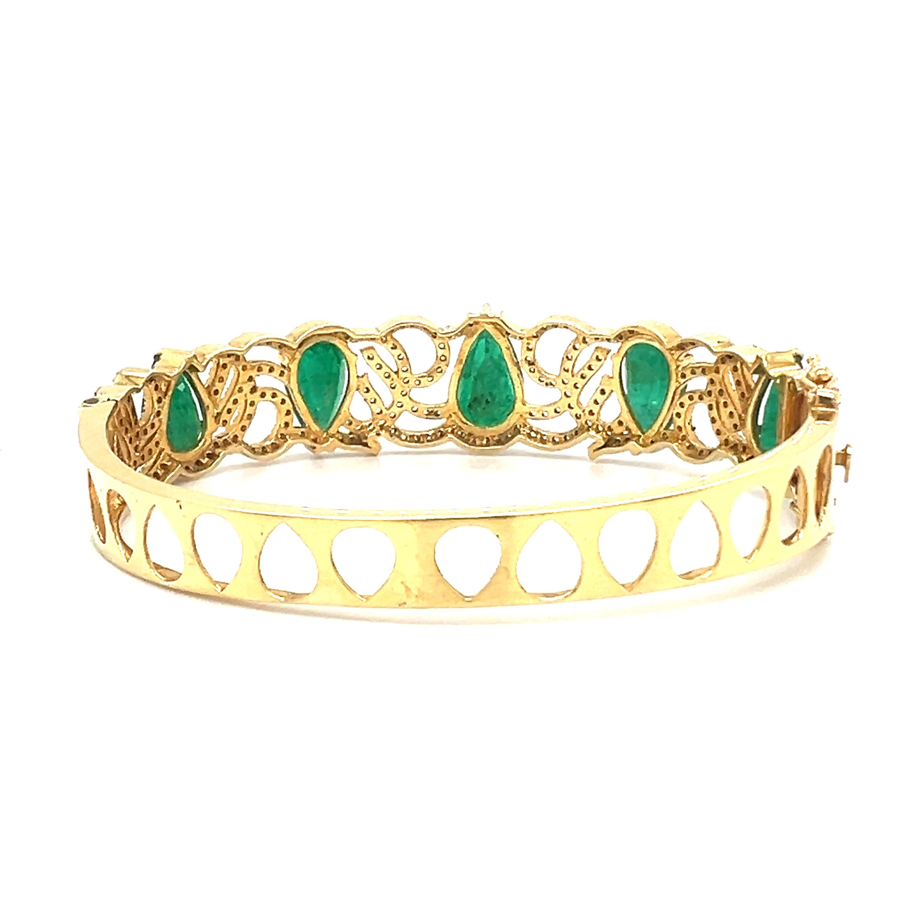 A GIA Certified beautiful bangle made with 18-kt yellow gold and feature with natural 13.35-carat emerald and 1.79-carat of diamonds. 