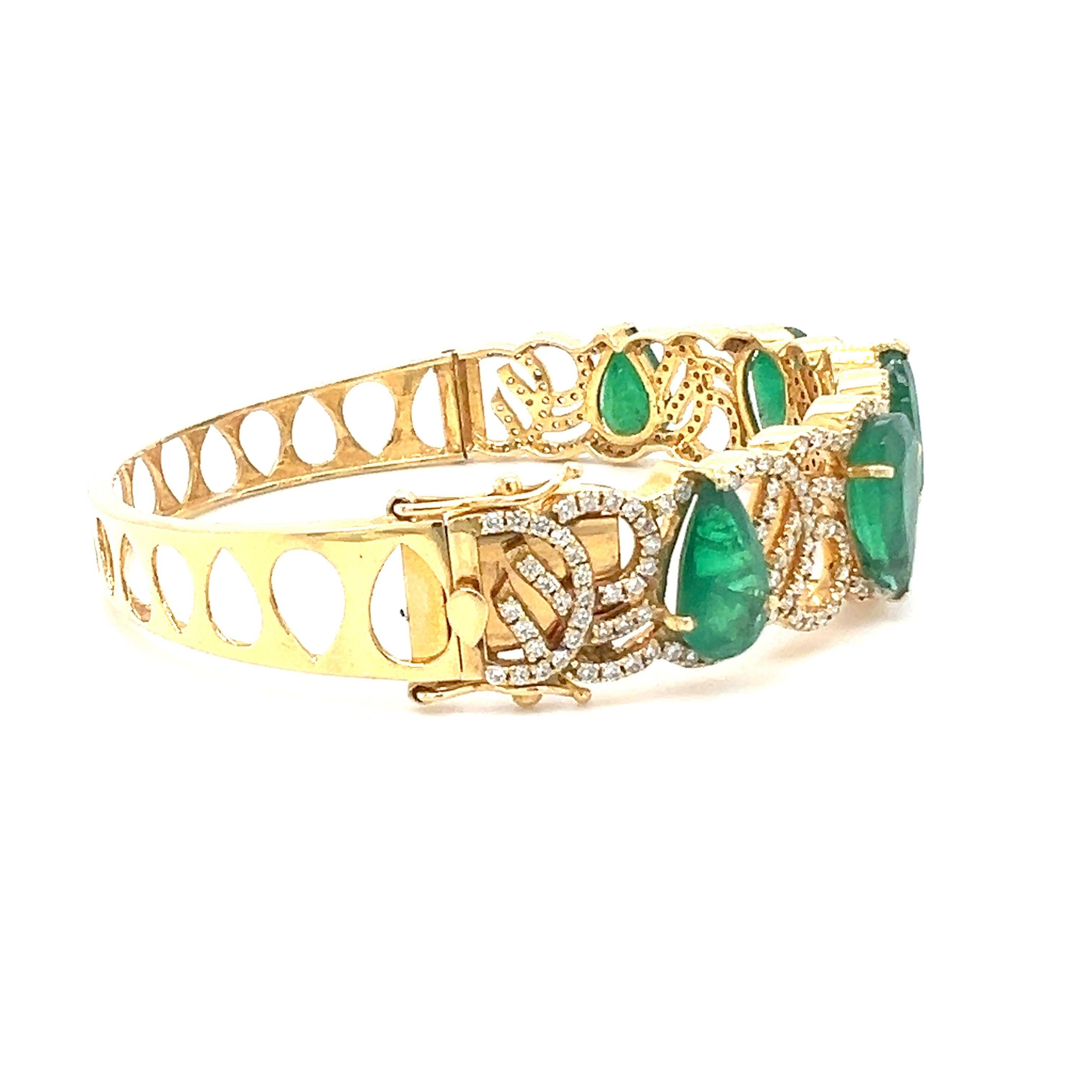 GIA certified Natural emerald and diamond bangle In New Condition For Sale In New York, NY