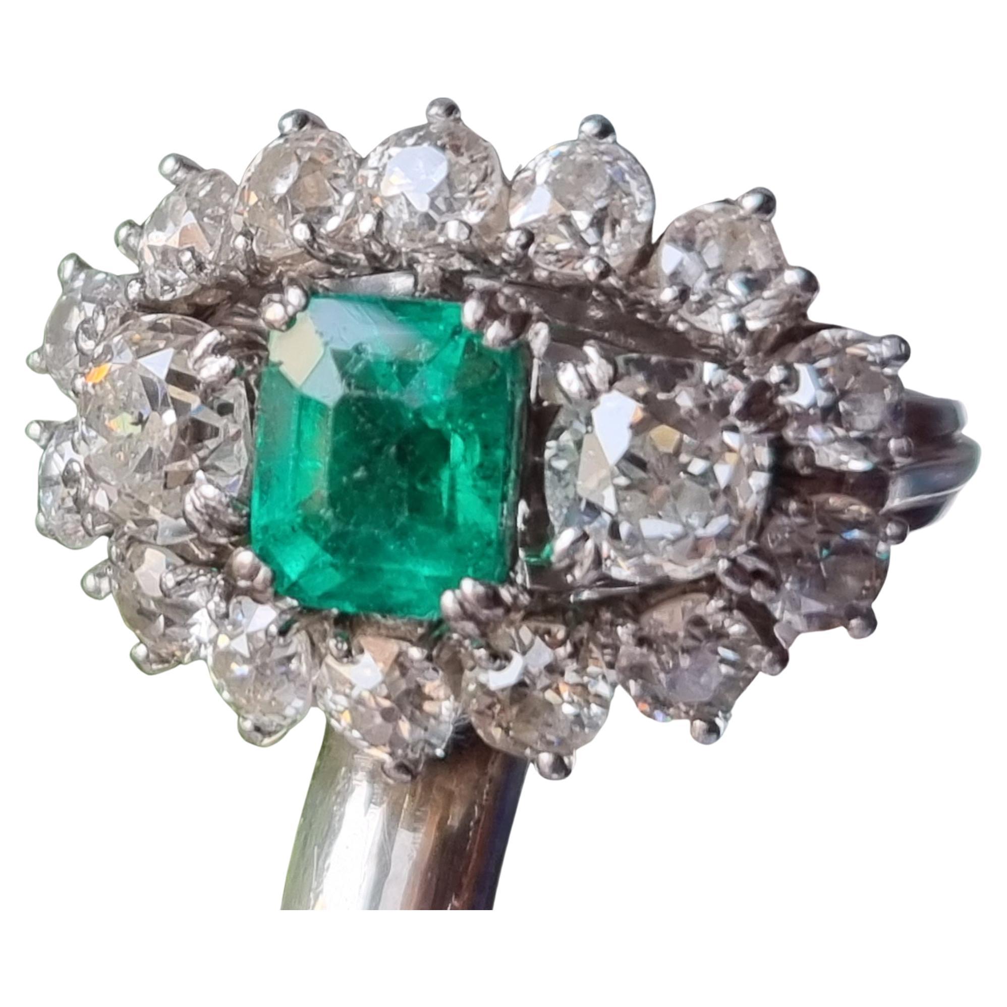 Natural Colombian Emerald and diamond three stone Ring
This Colombian emerald has a beautiful combination of color and tone. The emerald is 70% primary green color with a medium intense 70 tone.
Mounted in Platinum with a design from the 40¨s to the