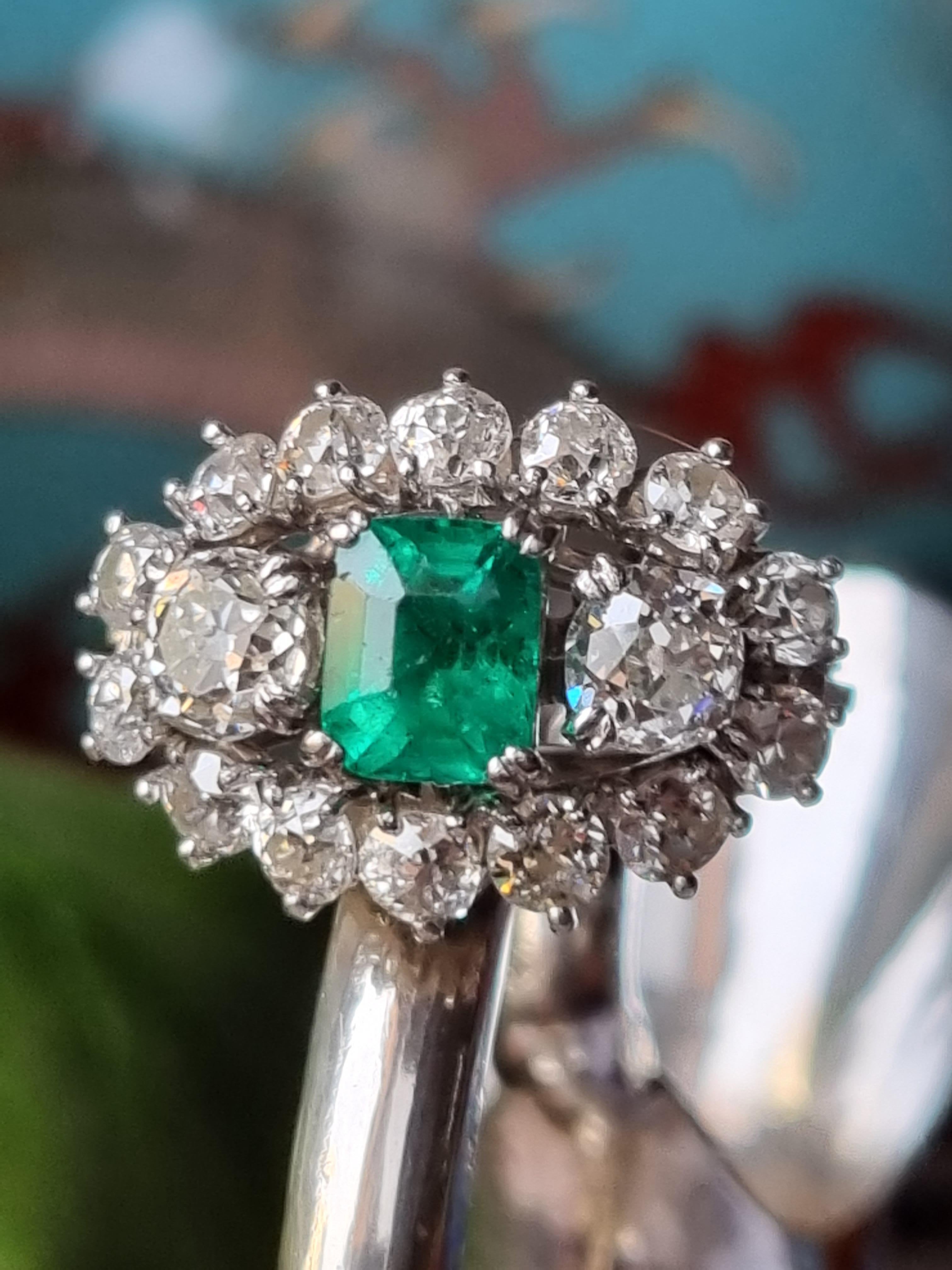 GIA Certified Natural Emerald &Old Cut Diamond Three Stone Cluster Platinum Ring In Excellent Condition For Sale In OVIEDO, AS