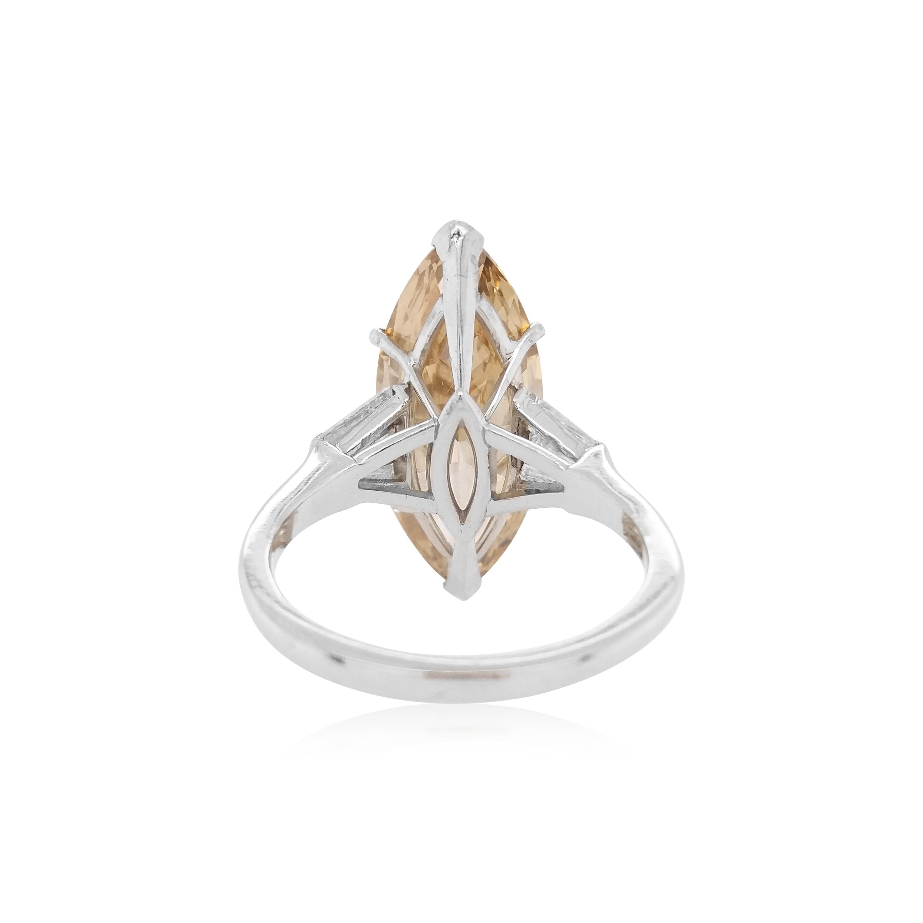 Un anillo de cóctel único en su clase con un raro Fancy certificado por el GIA  Diamante talla marquesa Amarillo Marrón. Esta pieza especial de nuestra exclusiva colección exhibe un color y un brillo excepcionales: una joya extraordinaria para