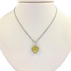 Collana con ciondolo a forma di cuore con diamante giallo intenso naturale certificato GIA