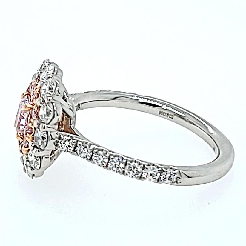 Taglio cuscino Anello aureolato con diamante rosa chiaro naturale Fancy Light certificato dalla GIA in vendita