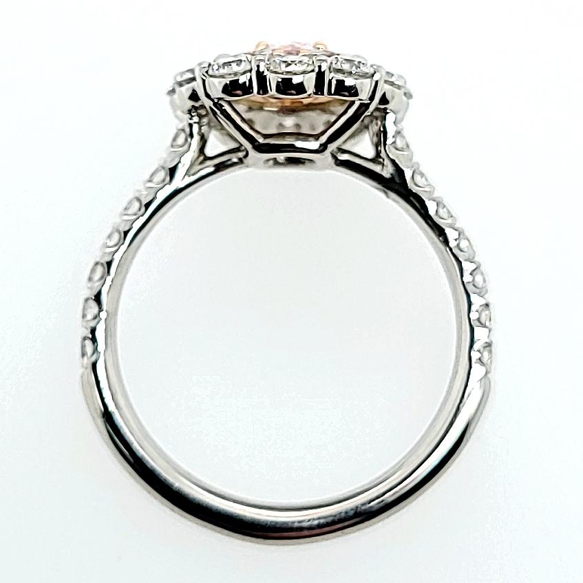 Anello aureolato con diamante rosa chiaro naturale Fancy Light certificato dalla GIA In condizioni Nuovo in vendita a Coral Gables, FL