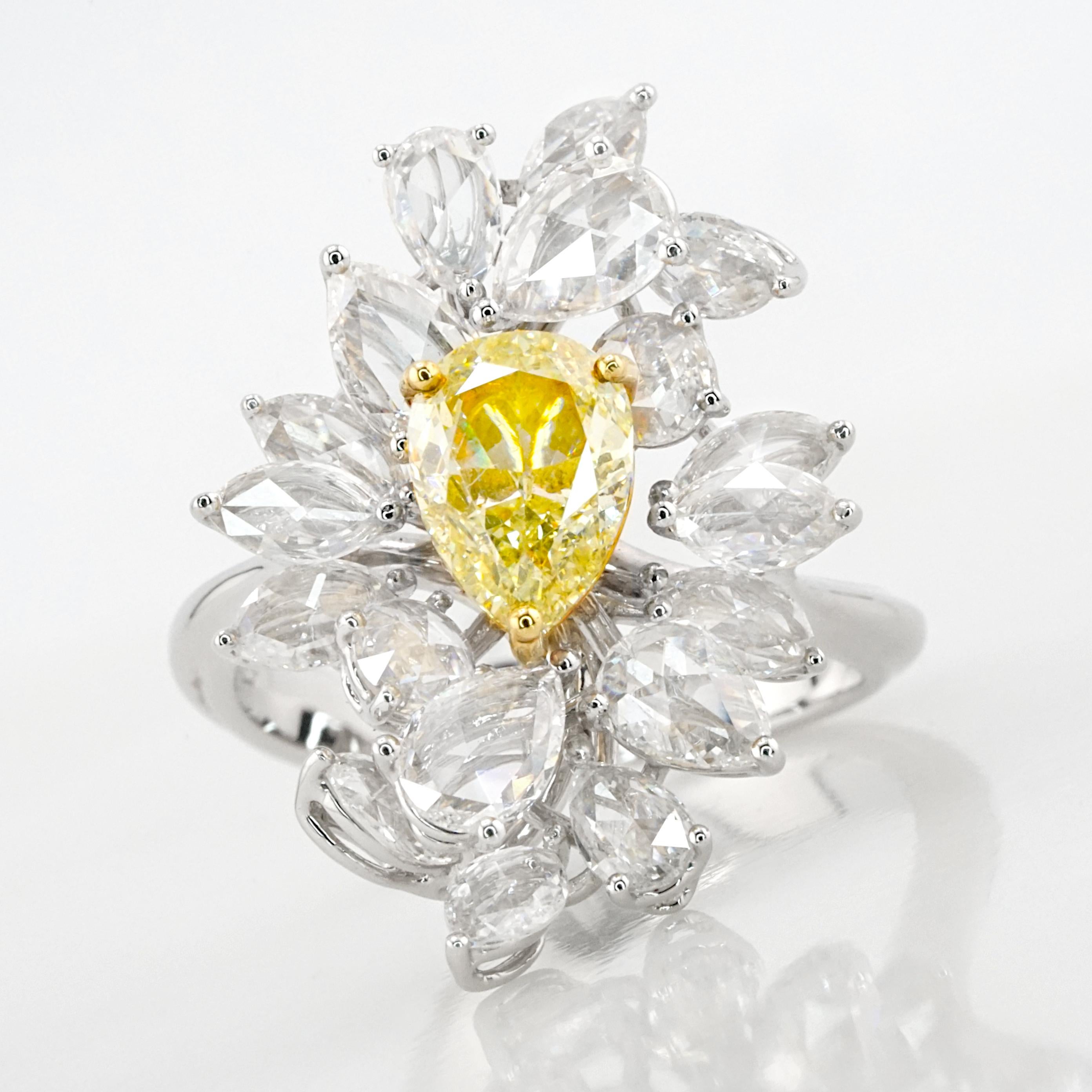 Bague fantaisie en or blanc 18 carats avec diamant poire jaune clair de couleur naturelle certifié GIA en vente 4
