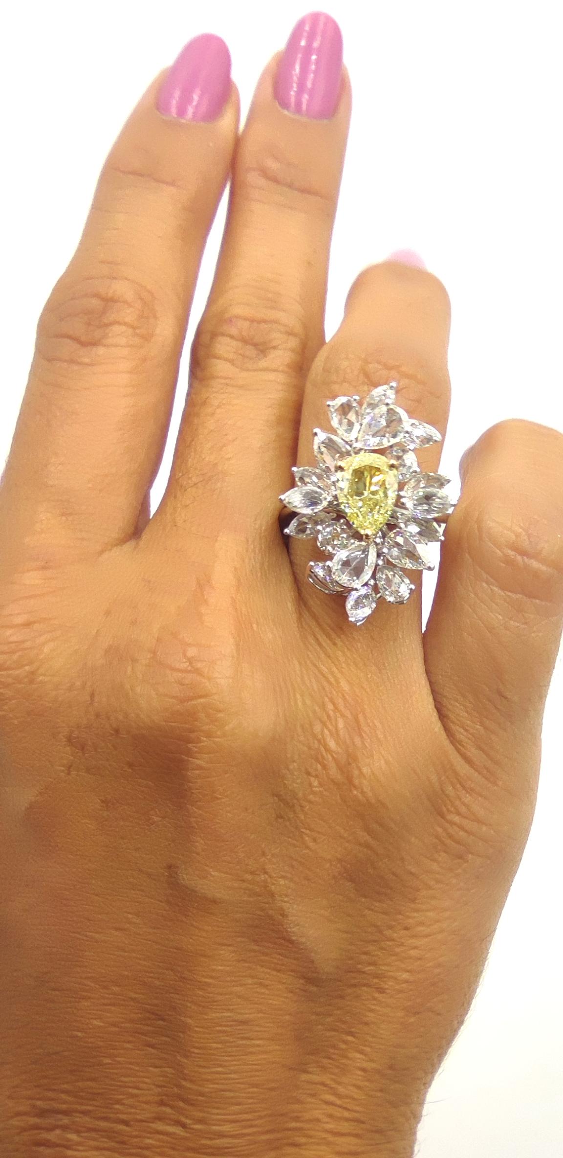 Bague fantaisie en or blanc 18 carats avec diamant poire jaune clair de couleur naturelle certifié GIA Neuf - En vente à Rome, IT