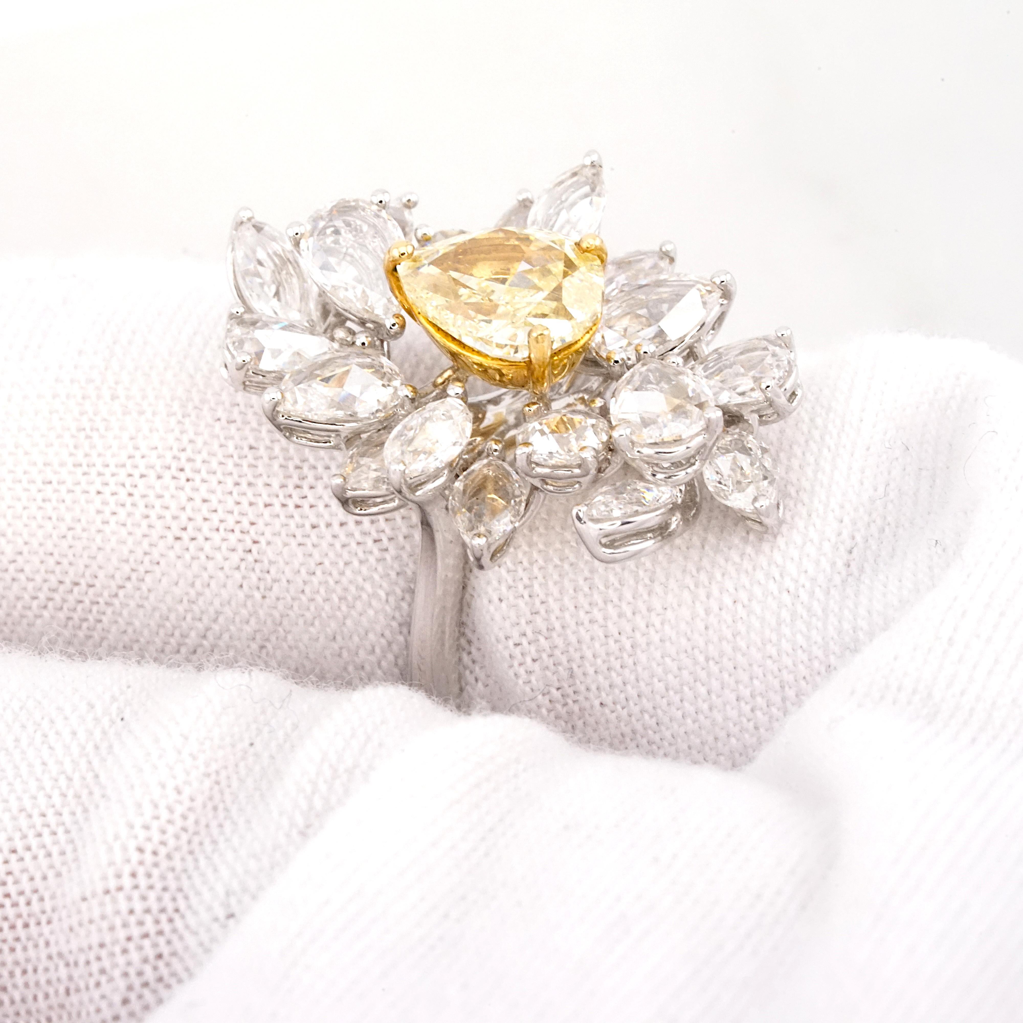 Contemporain Bague fantaisie en or blanc 18 carats avec diamant poire jaune clair de couleur naturelle certifié GIA en vente