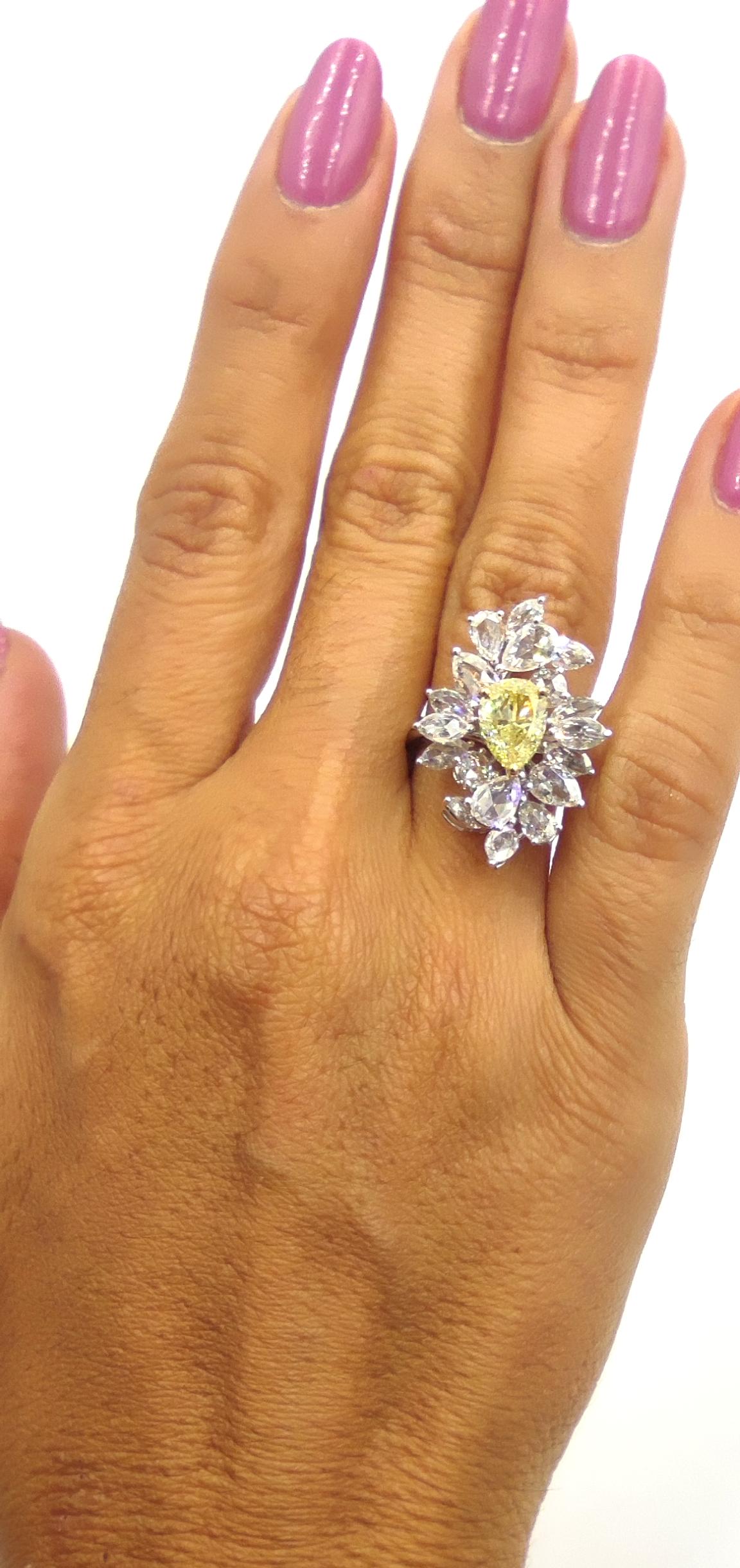 Bague fantaisie en or blanc 18 carats avec diamant poire jaune clair de couleur naturelle certifié GIA en vente 1