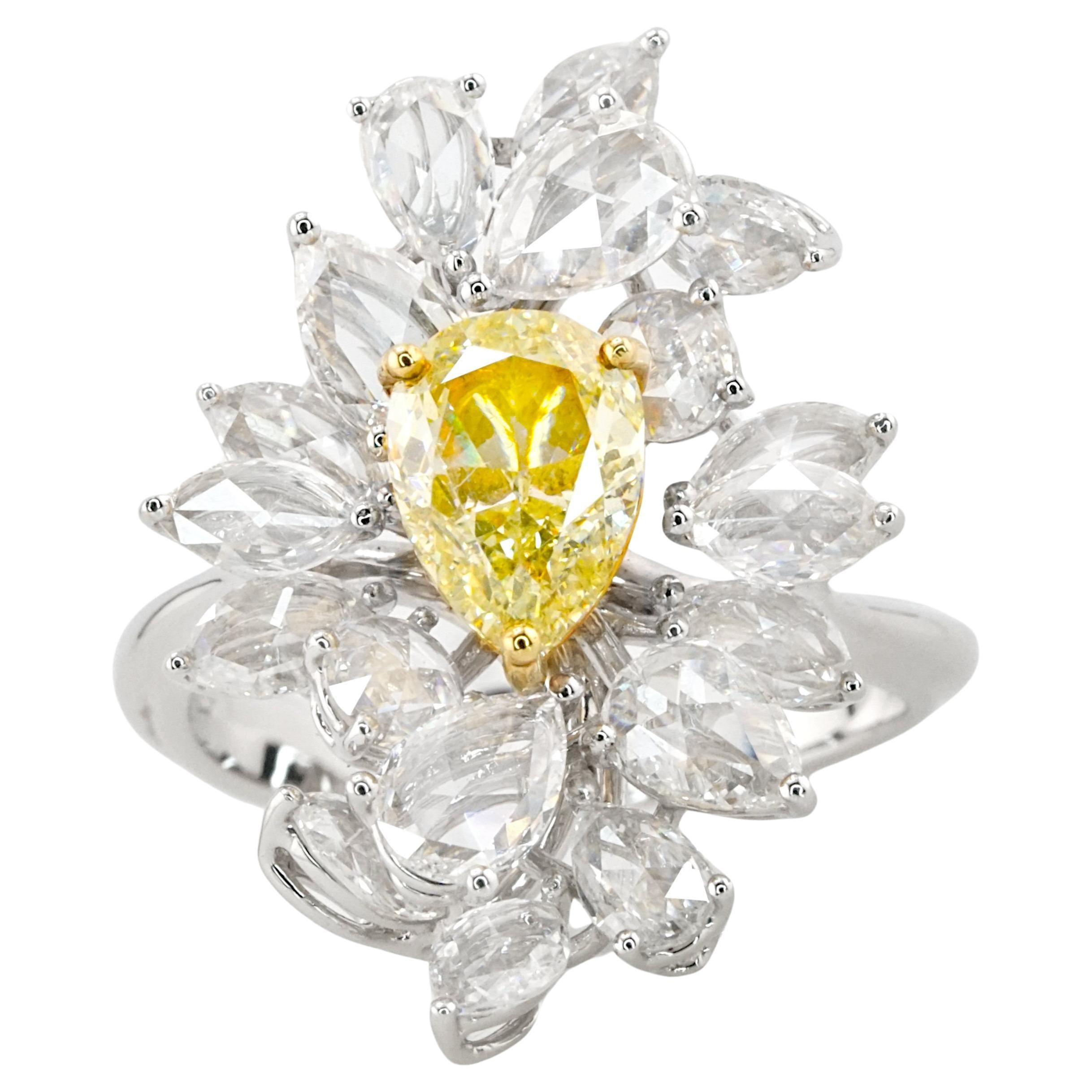 Bague fantaisie en or blanc 18 carats avec diamant poire jaune clair de couleur naturelle certifié GIA en vente