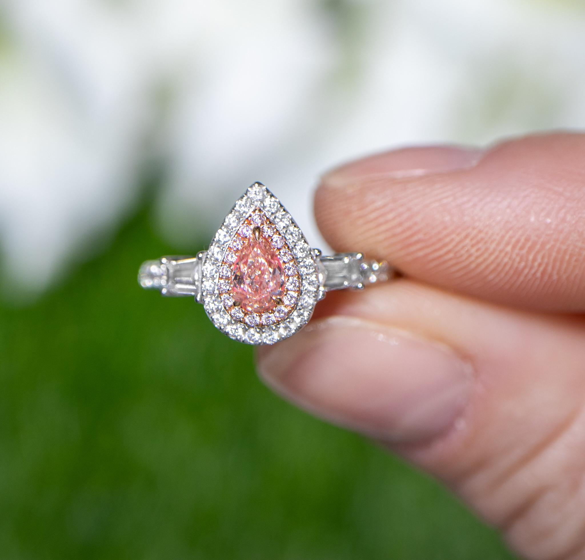Taille poire GIA Certified Natural Fancy Pink Diamond Engagement Ring 0.90 Carats 18K en vente