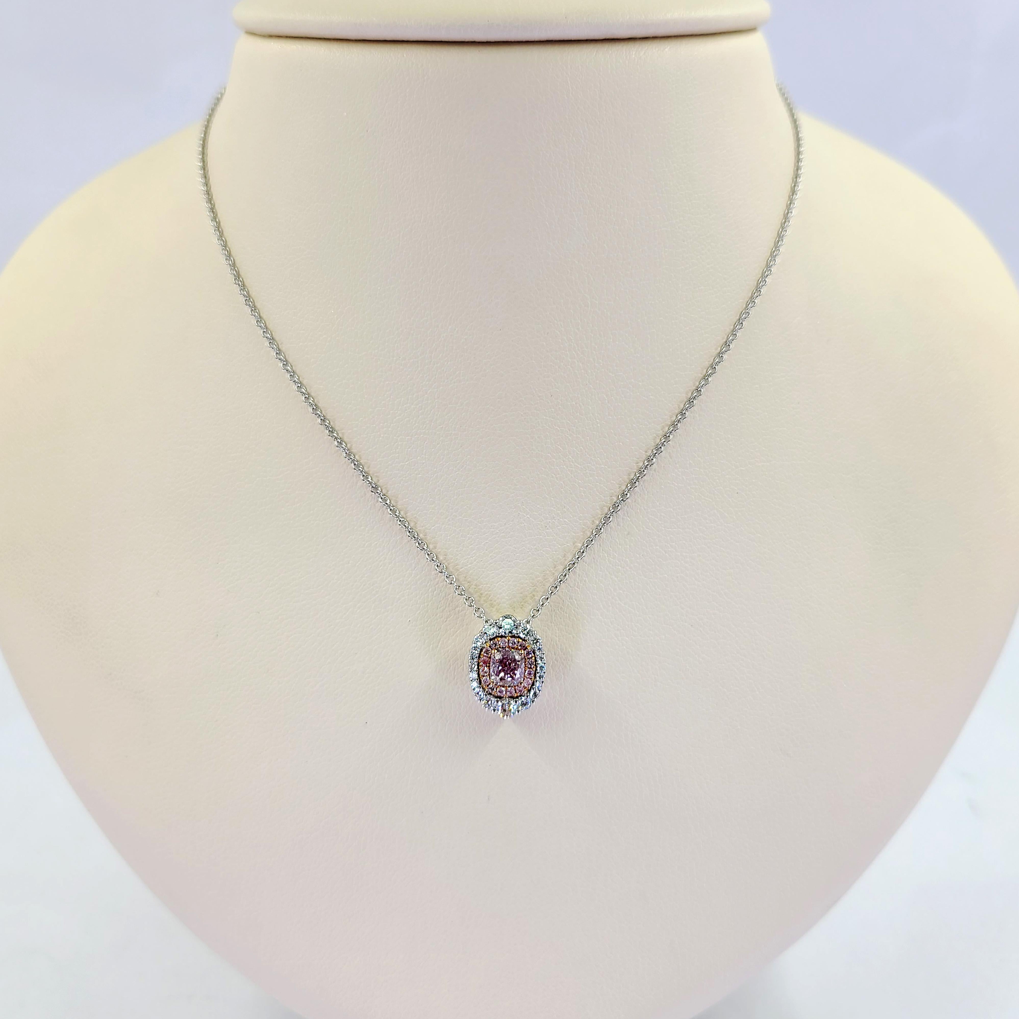 Collana con ciondolo a forma di aureola in oro bianco e rosa 18 carati con un diamante rosa-viola da 0,50 carati classificato GIA (Rapporto #3205503227) con purezza SI1, accentato da 0,07 carati di peso totale di diamanti rotondi rosa di purezza VS