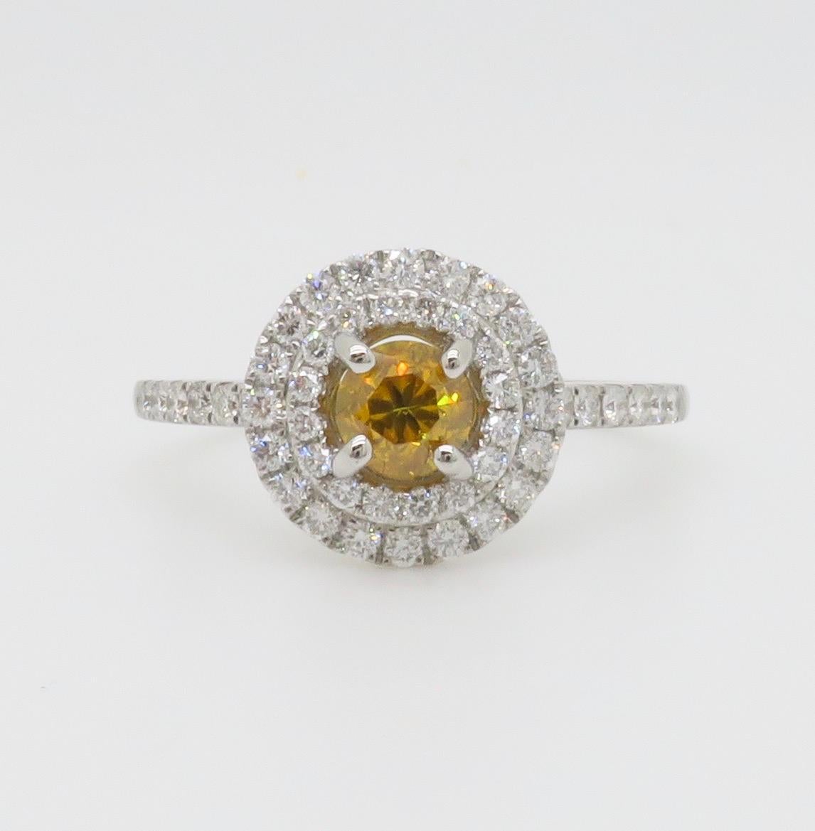 GIA Certified Natural Fancy Vivid Yellow-Orange Double Halo Diamond Ring in 18k (Bague à double halo de diamants certifiée GIA) en vente 5