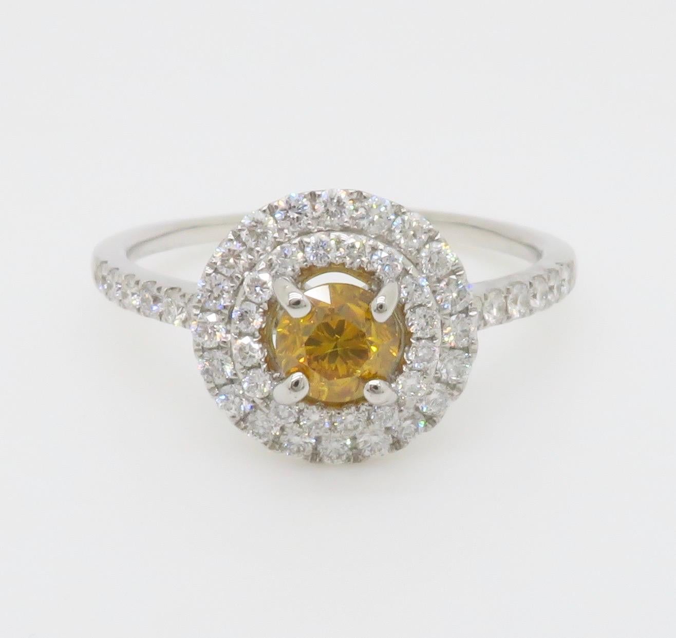 GIA Certified Natural Fancy Vivid Yellow-Orange Double Halo Diamond Ring in 18k (Bague à double halo de diamants certifiée GIA) en vente 6