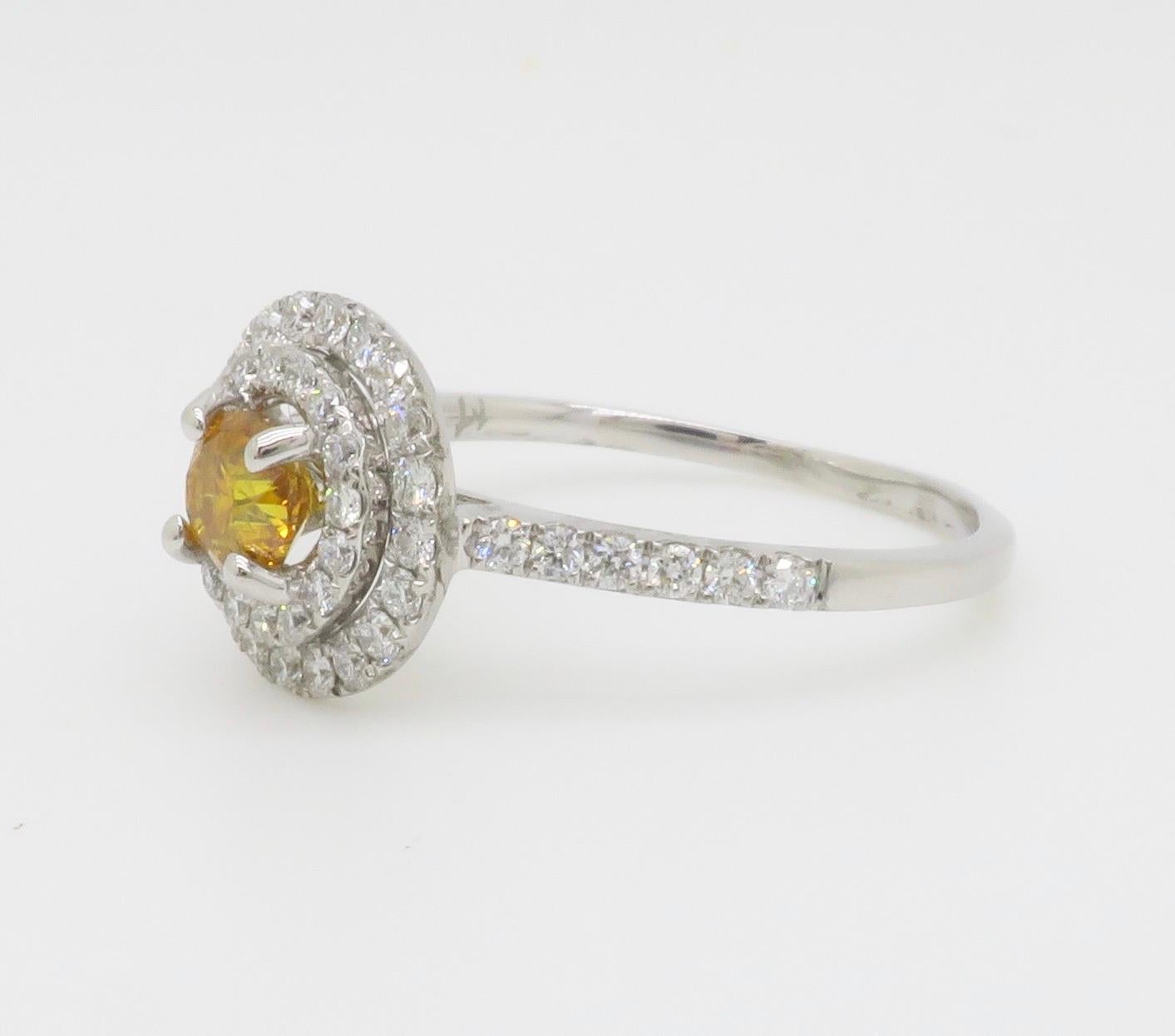 GIA Certified Natural Fancy Vivid Yellow-Orange Double Halo Diamond Ring in 18k (Bague à double halo de diamants certifiée GIA) en vente 7