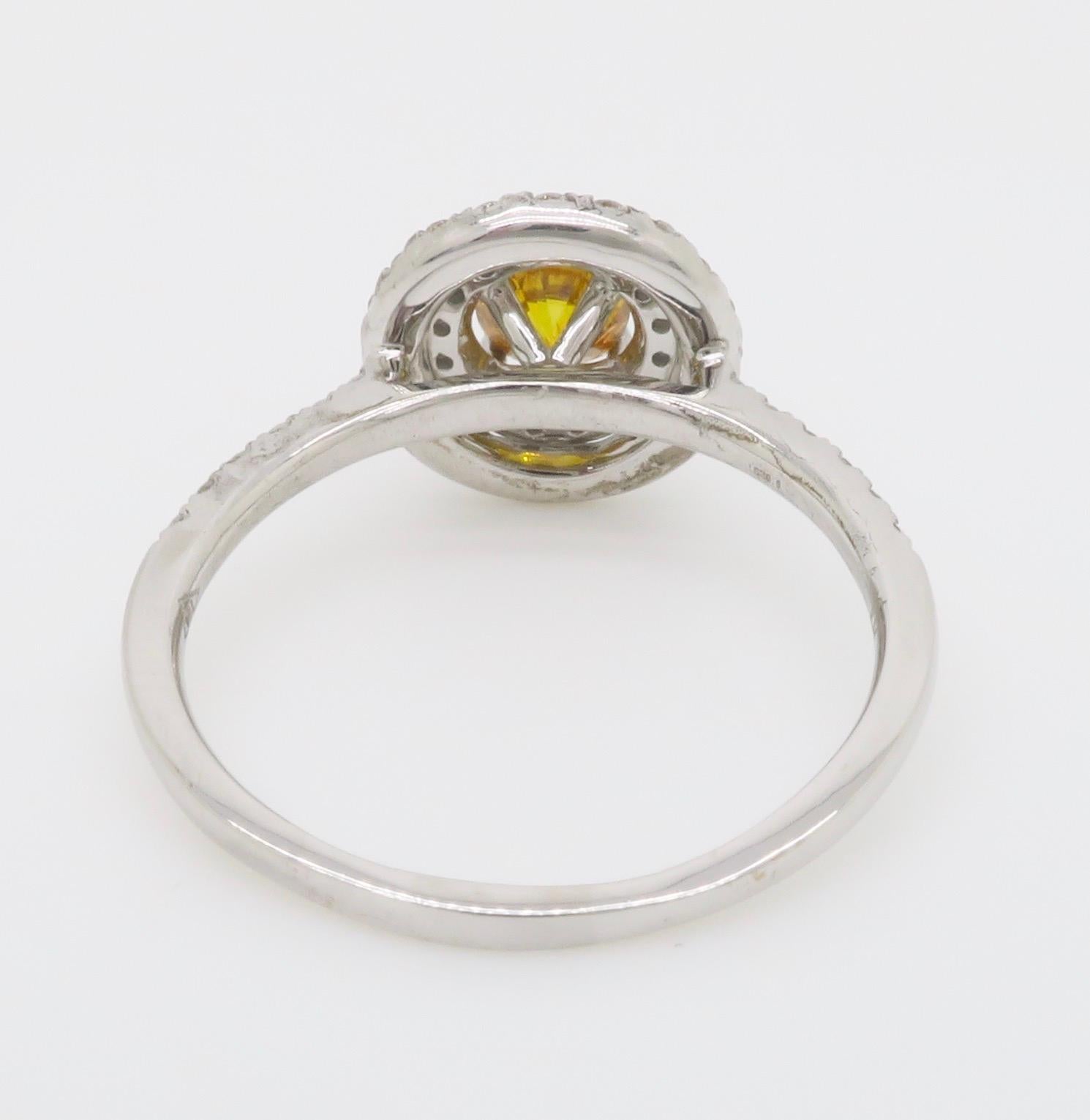 GIA Certified Natural Fancy Vivid Yellow-Orange Double Halo Diamond Ring in 18k (Bague à double halo de diamants certifiée GIA) en vente 8