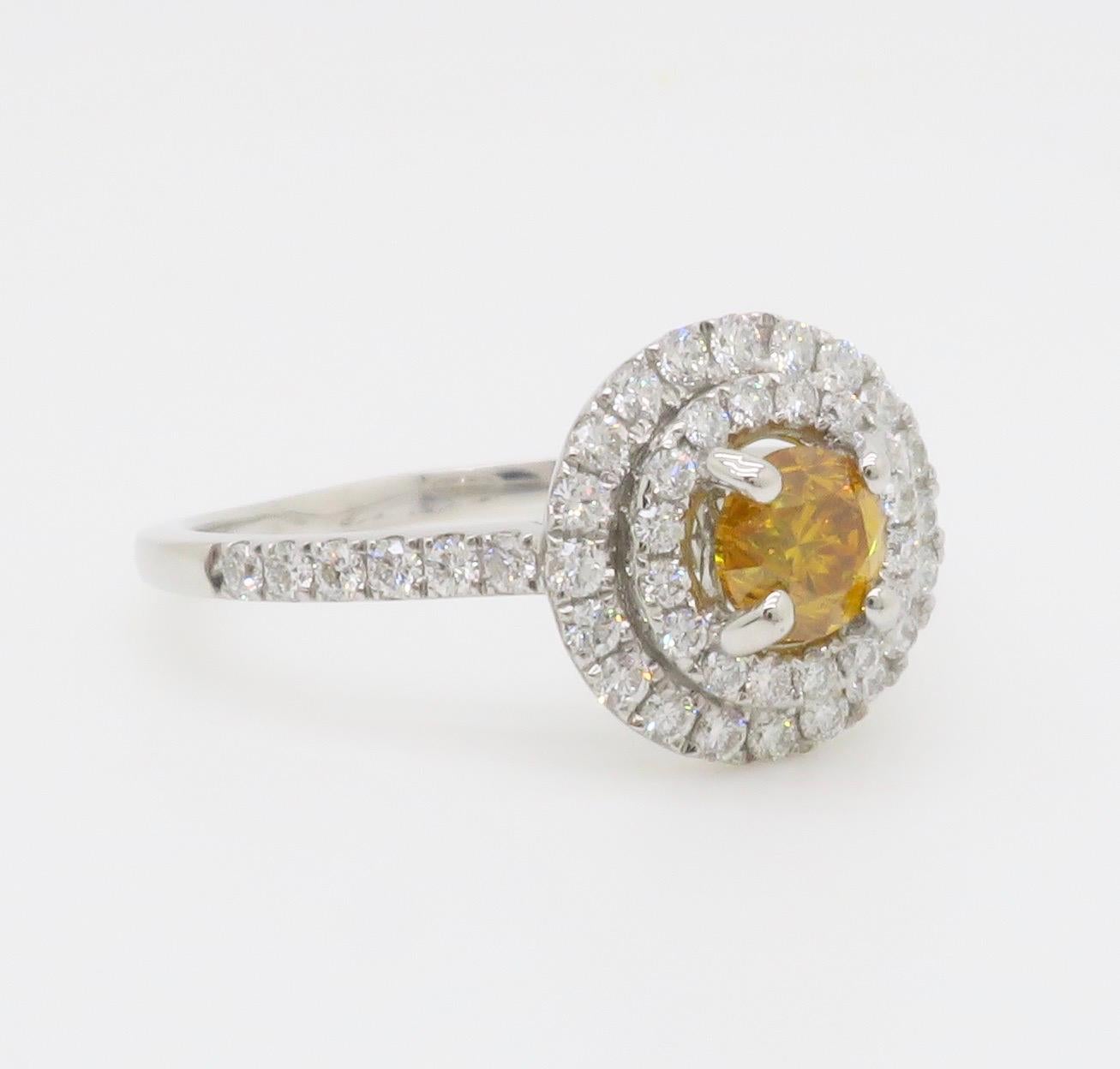 GIA Certified Natural Fancy Vivid Yellow-Orange Double Halo Diamond Ring in 18k (Bague à double halo de diamants certifiée GIA) en vente 9