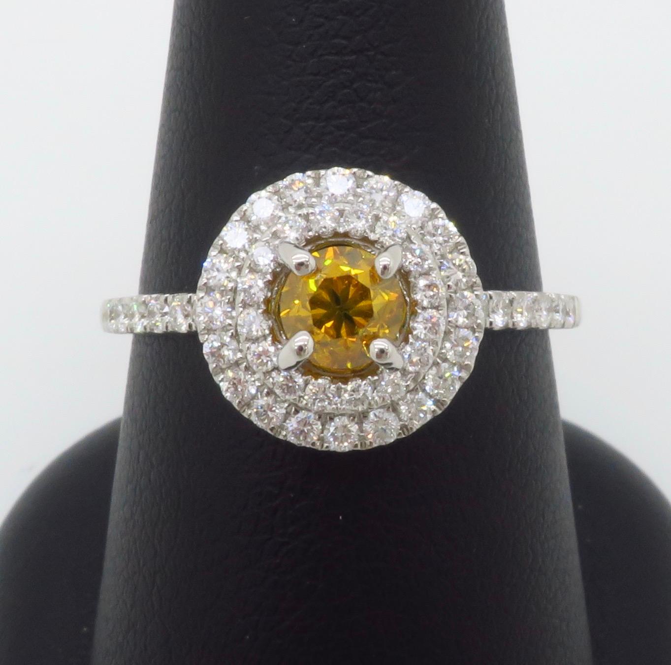 GIA Certified Natural Fancy Vivid Yellow-Orange Double Halo Diamond Ring in 18k (Bague à double halo de diamants certifiée GIA) en vente 11