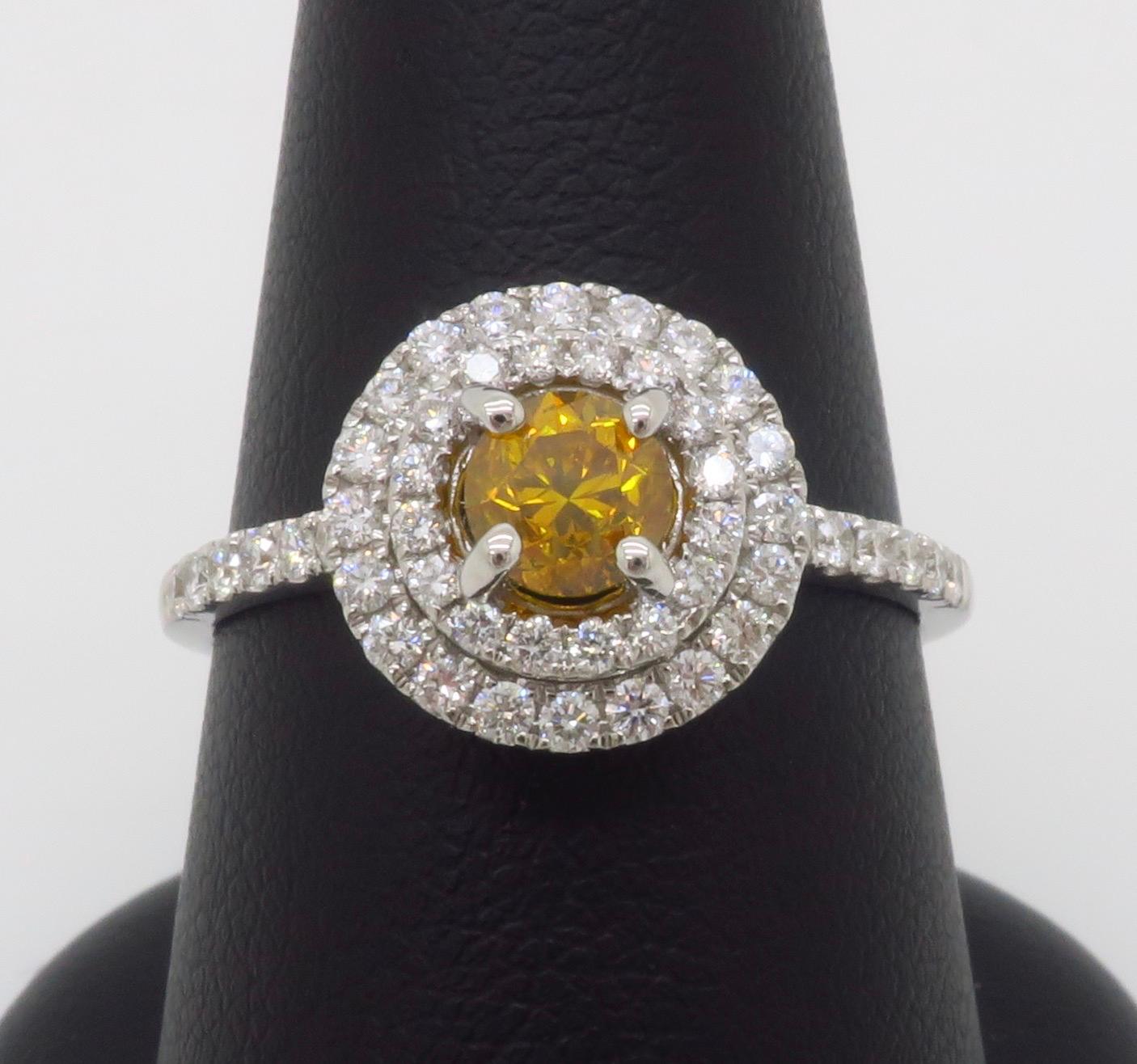 GIA Certified Natural Fancy Vivid Yellow-Orange Double Halo Diamond Ring in 18k (Bague à double halo de diamants certifiée GIA) en vente 12